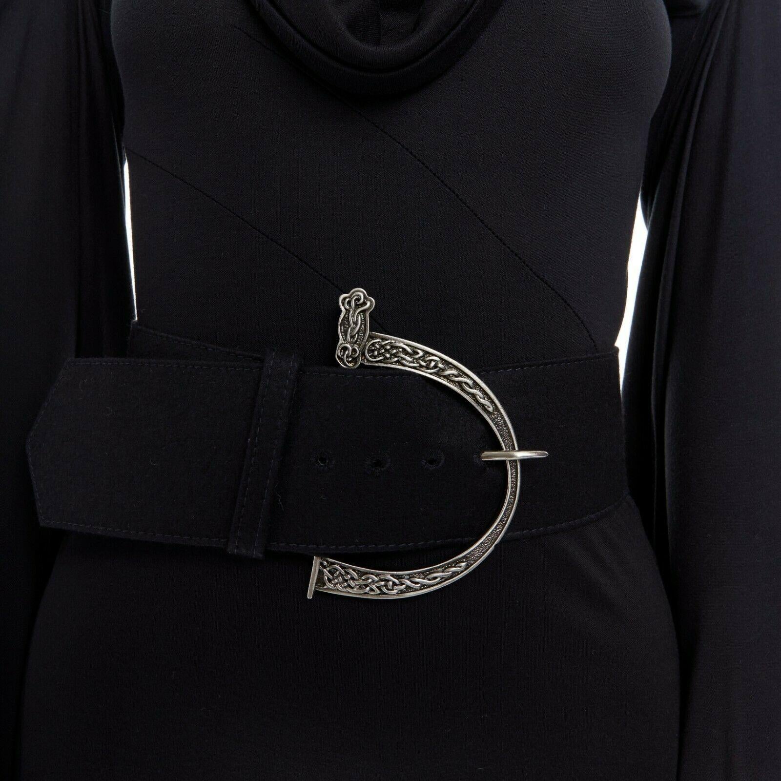 ALEXANDER MCQUEEN Vintage AW06 Culloden black draped sleeves belted dress IT42 M

ALEXANDER MCQUEENFROM THE FALL WINTER 2006 'THE WIDOWS OF CULLLODEN' COLLECTION
SEEN ON: OPRAH WINFREYBLACK . DRAPED COLLAR . LONG SLEEVE . WINGED DRAPED VOLUME DETAIL