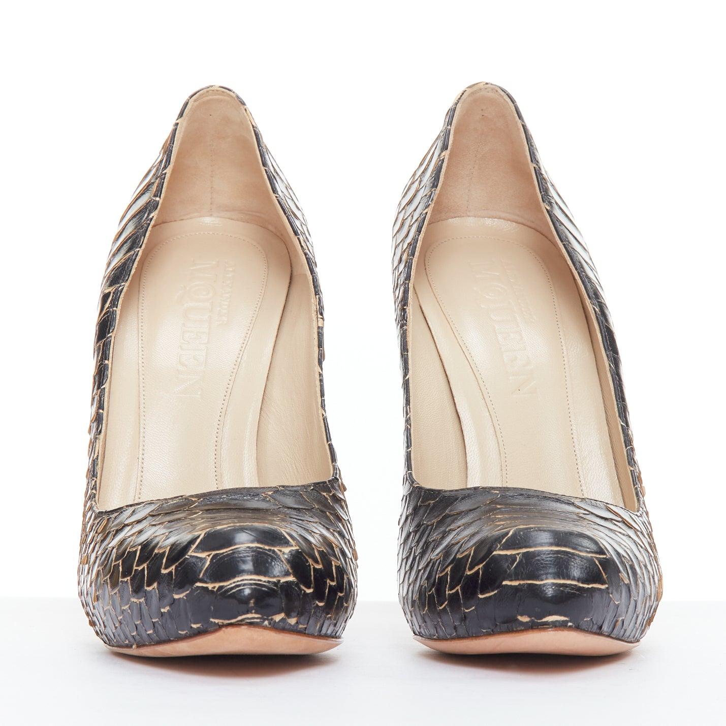 Black ALEXANDER MCQUEEN Vintage black scaled leather pump heels EU39 For Sale