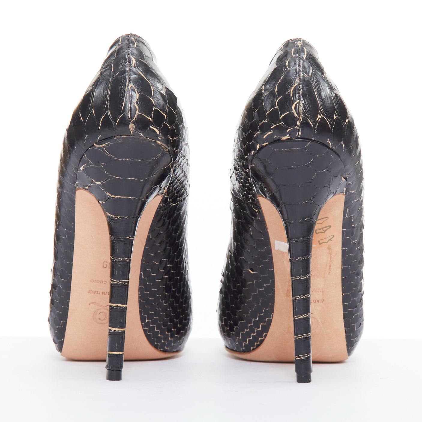 Women's ALEXANDER MCQUEEN Vintage black scaled leather pump heels EU39 For Sale