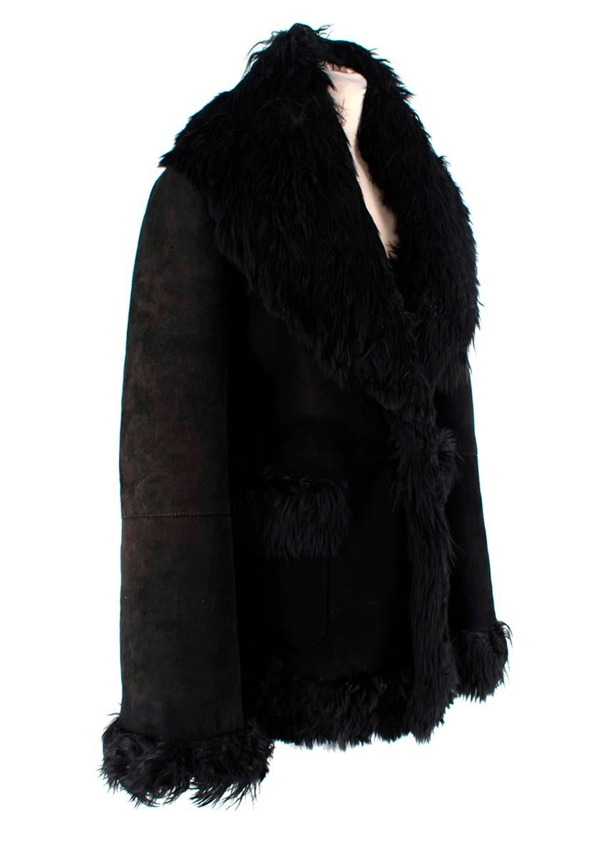  Giacca vintage in pelle scamosciata e pelliccia di capra di Alexander McQueen
 

 - Silhouette di ispirazione retrò con ampi risvolti e polsini rifiniti in shearling
 - Vita stretta con chiusura a un bottone 
 - Tasche posteriori applicate
 -