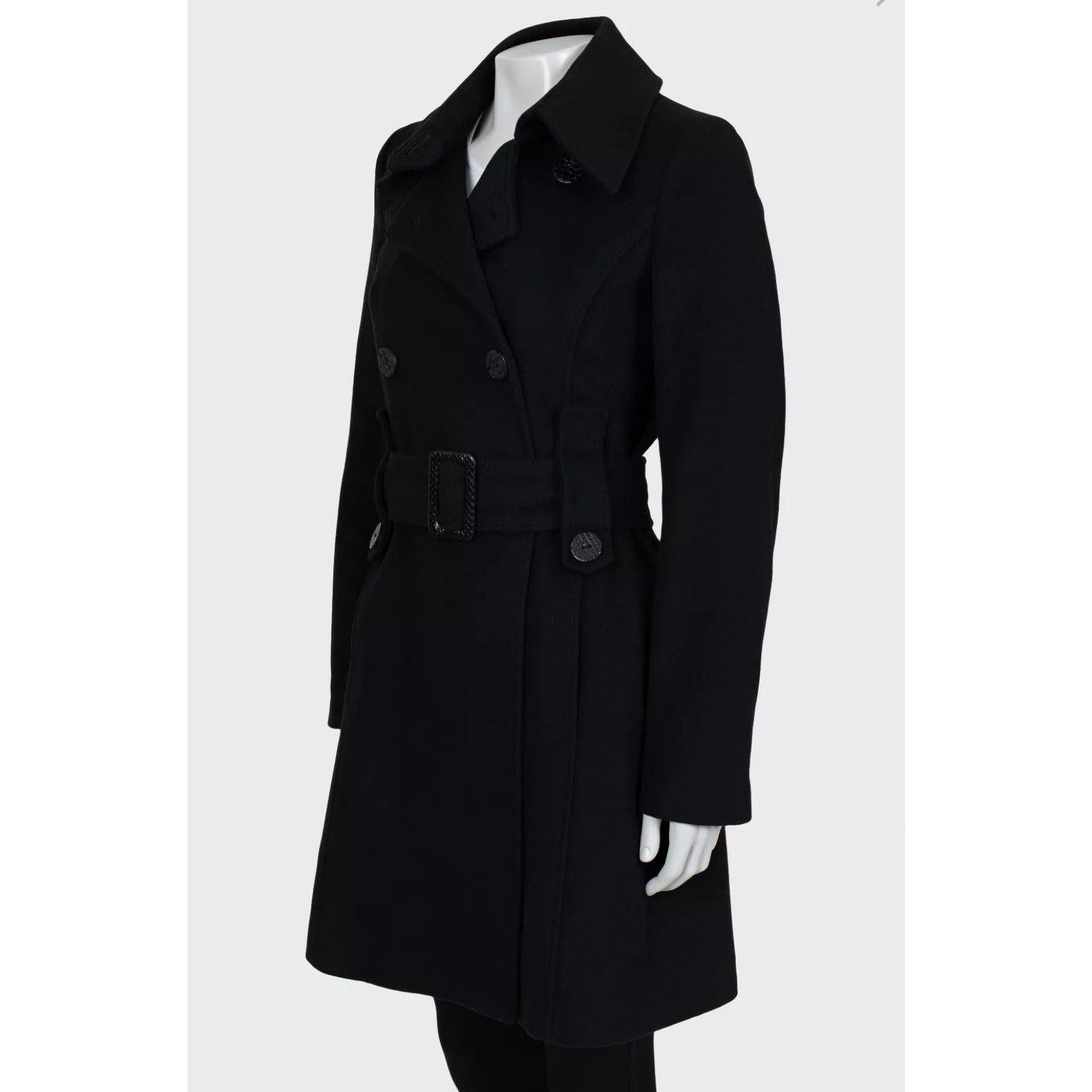 Esci con stile con questo raro e sofisticato cappotto vintage di Alexander McQueen. Realizzato in lussuosa lana nera, questo cappotto aderente mette in mostra l'iconica sartoria e il design senza tempo di McQueen.

Questo cappotto è in ottime