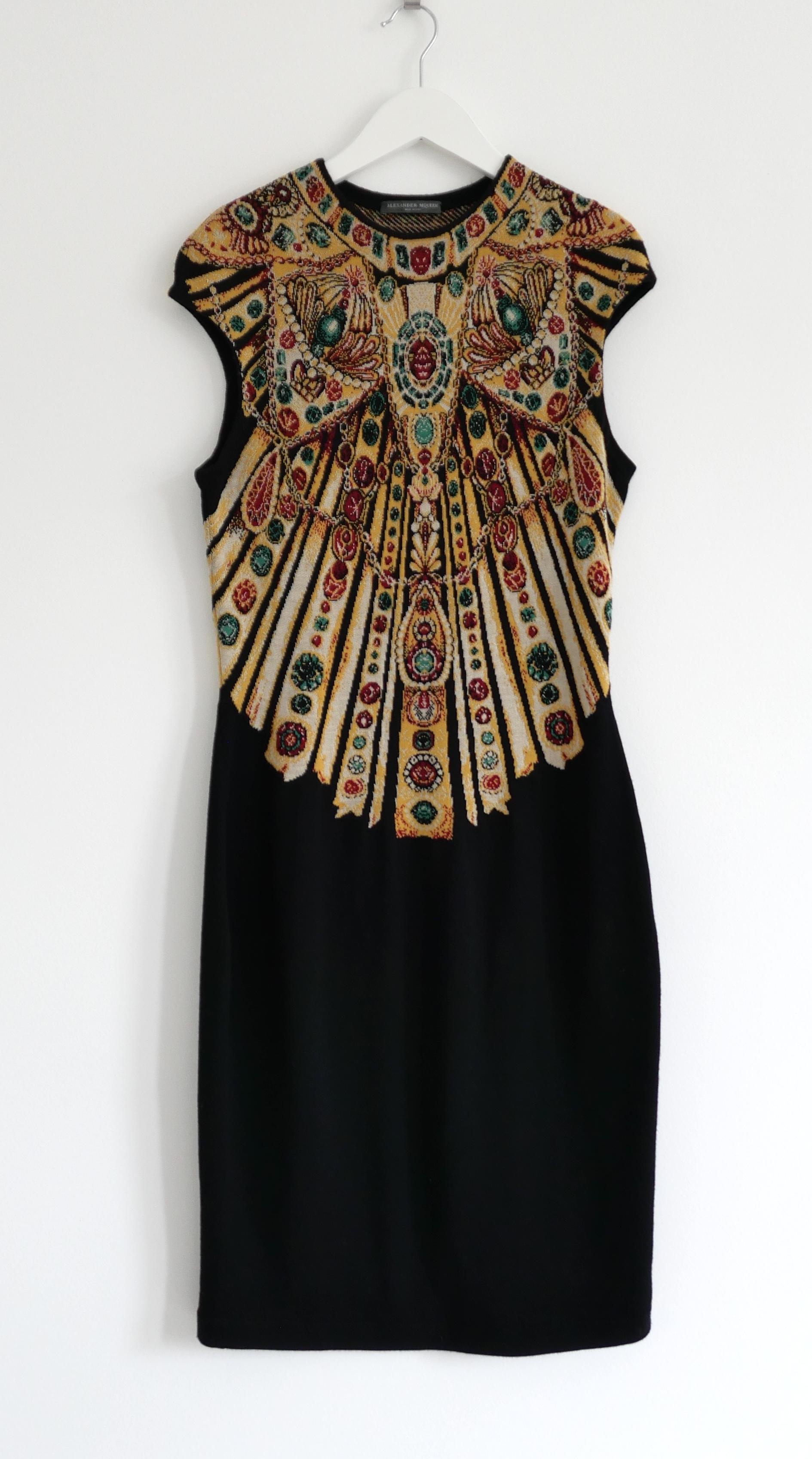 De superbes archives d'Alexander McQueen  jupe super évasée de la collection Pre-Fall 2011. Porté une fois. Confectionnée en sergé lourd de coton et d'élasthanne de couleur camel, elle est dotée d'une jupe super ample à plis multiples superbement