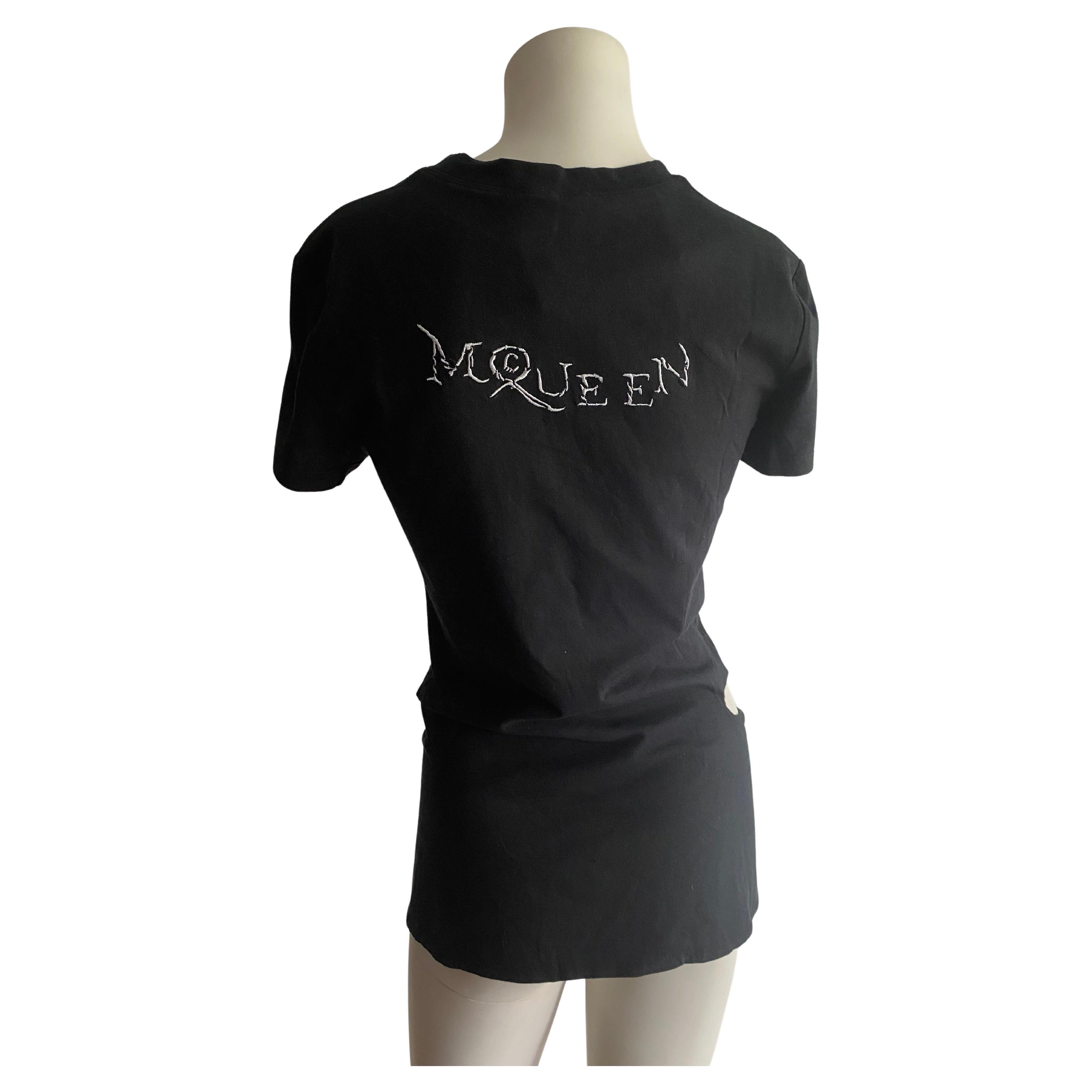 Maglietta vintage di Alexander McQueen
Nuovo con tag.Taglia 42.Fotografato su manichino taglia 4 US
Nome Alexander McQueen ricamato sulla schiena
Maglietta da collezione molto particolare con chiusura a bottoni sul davanti.
Vendita finale
