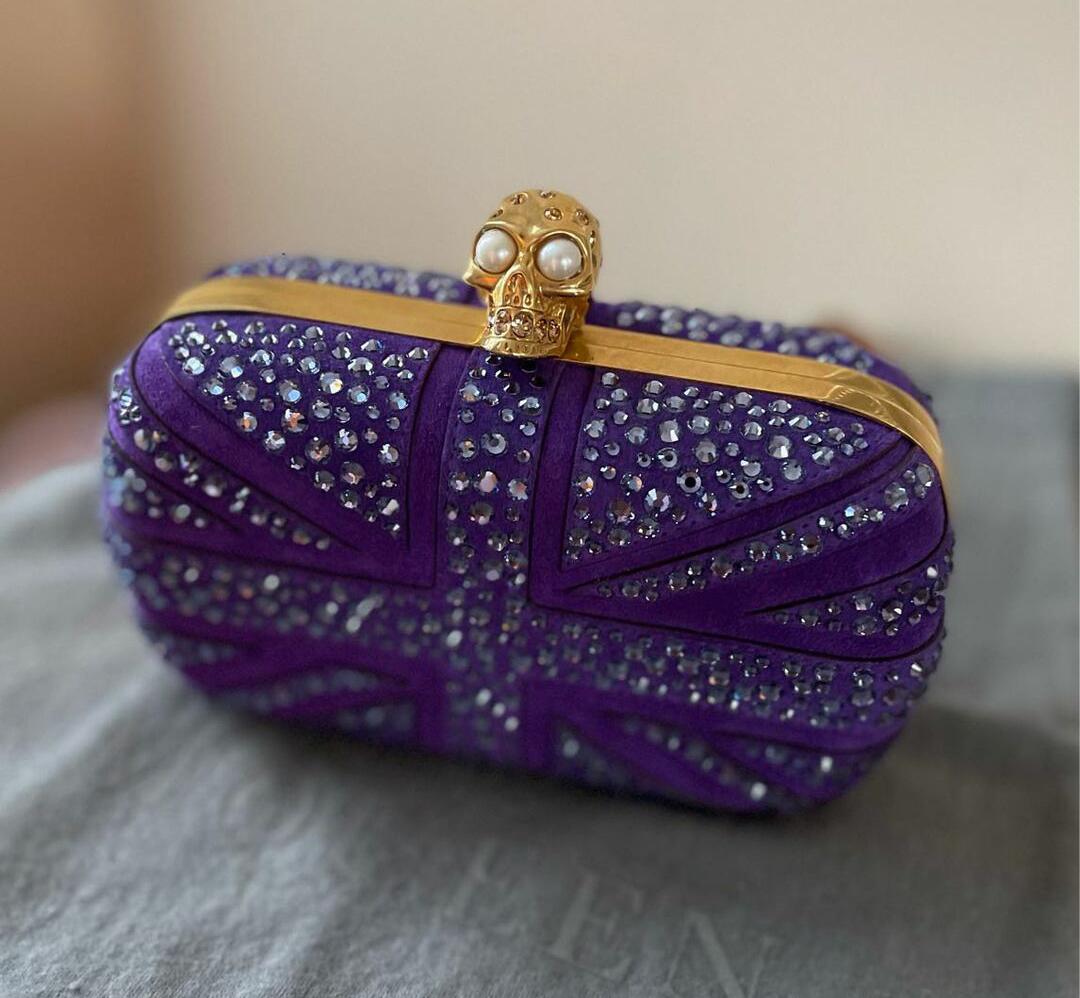 Alexander McQueen


Violet suede clutch bag

Crystals embellished



 Gold-tone hardware



Content: suede



Made in Italy

  

Pre-owned. Great condition!

100% authentic guarantee 

       PLEASE VISIT OUR STORE FOR MORE GREAT ITEMS
os