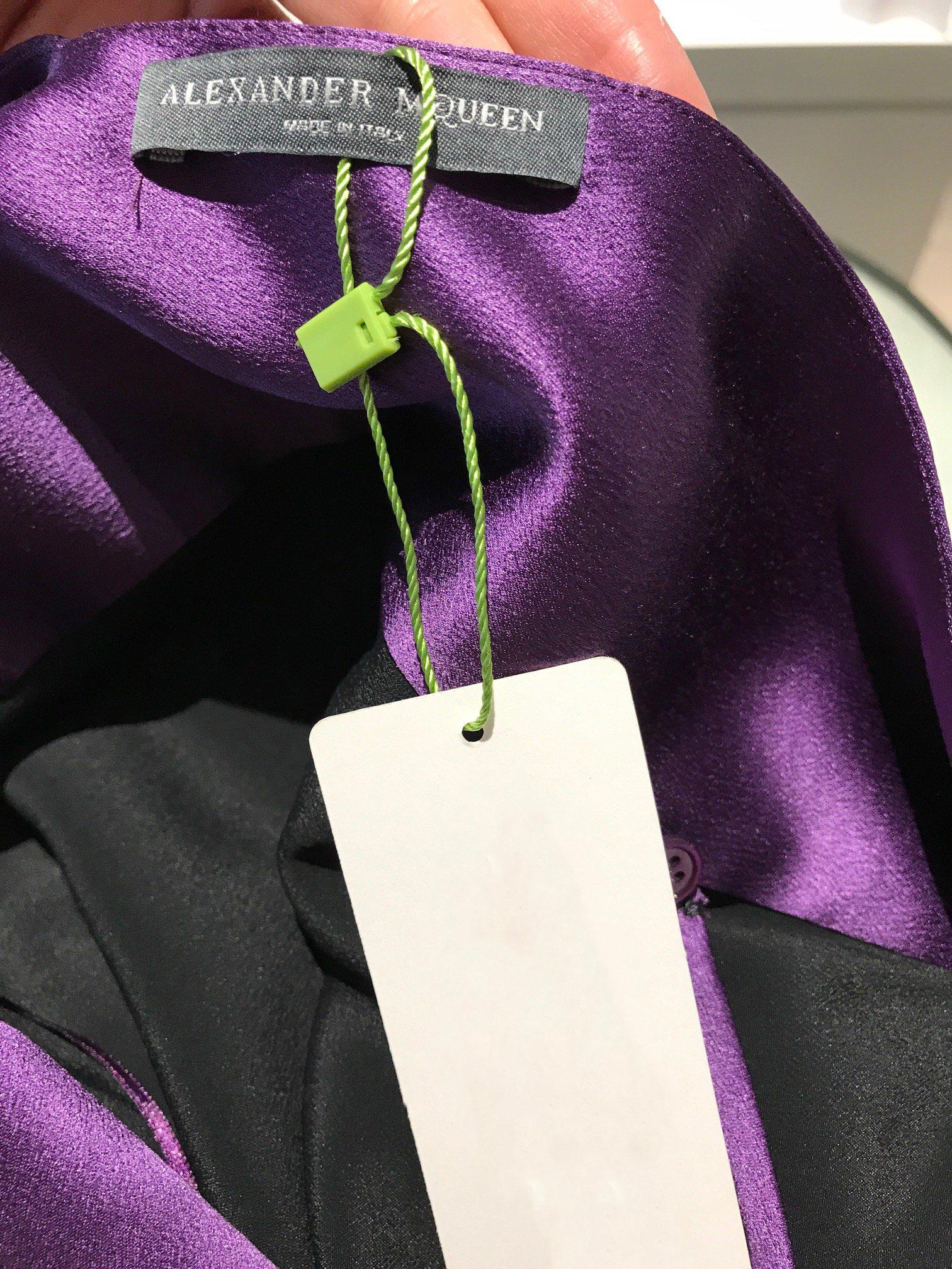 Alexander McQueen Robe en soie grecque violette à épaules asymétriques en vente 4