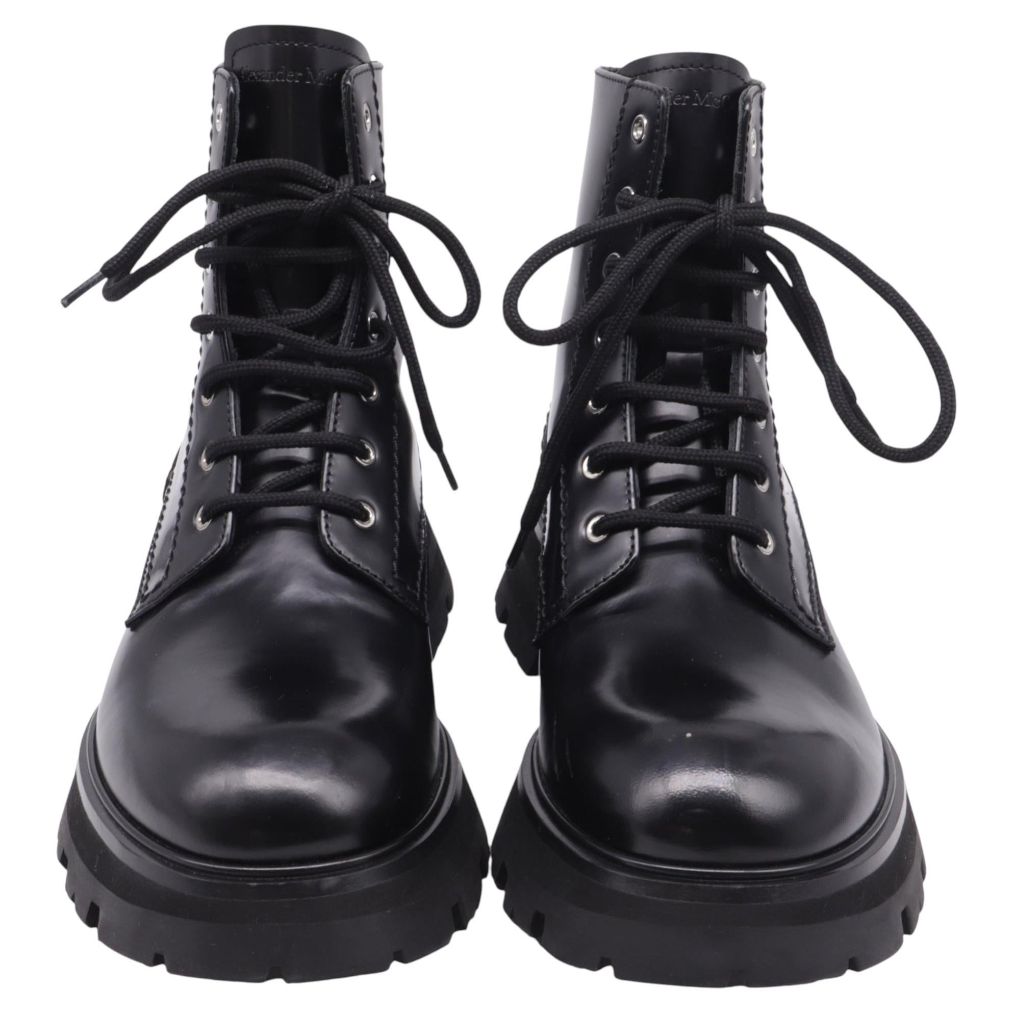 Bottes Alexander McQueen « Wander » à semelle surélevée, en cuir noir en vente