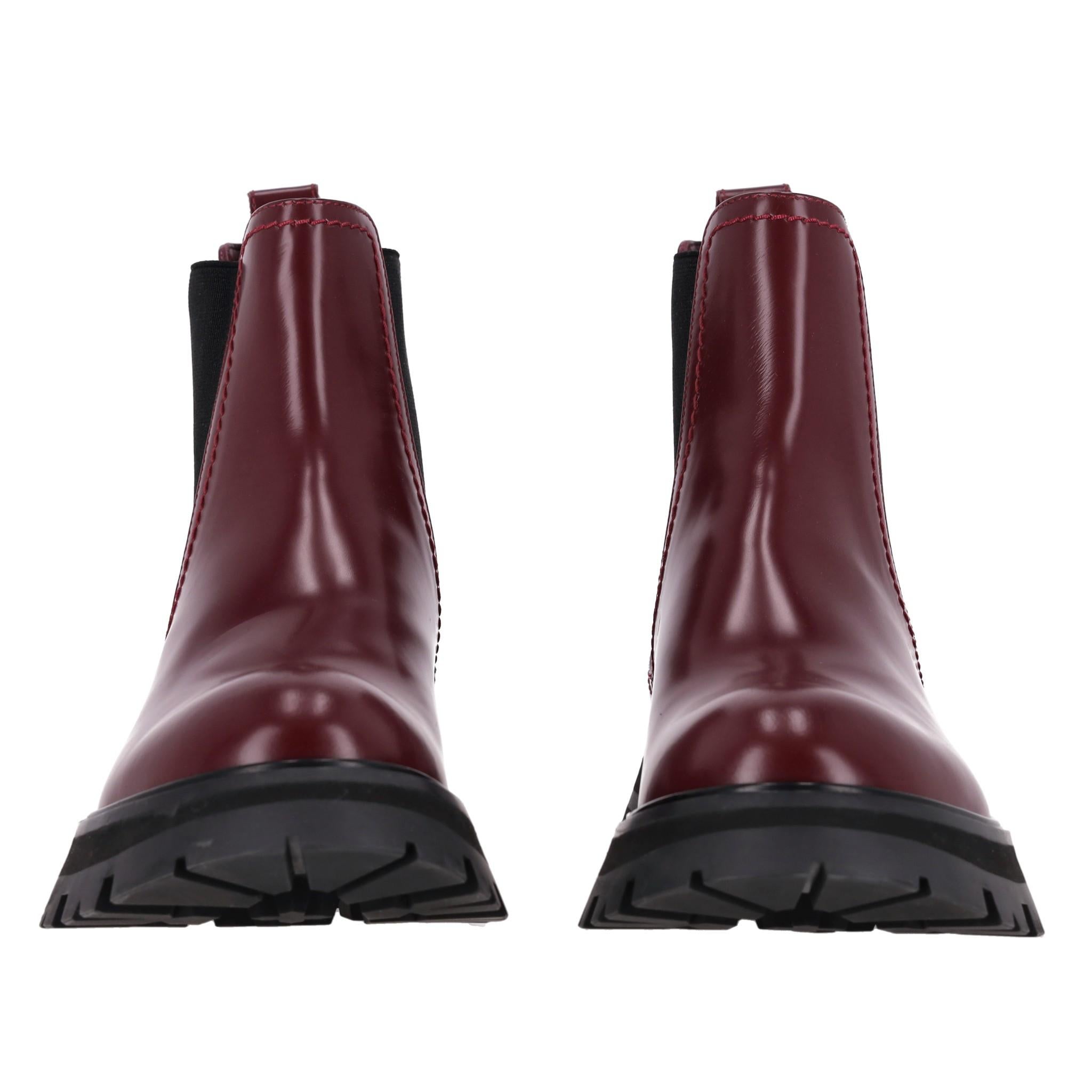 Alexander McQueen Wander Leather Chelsea Boots

Burgundy boots crafted in Italy from polished calf leather.

Featuring black, elasticated side panels, round toe and slip-on design.

Detailed with chunky rubber soles. Rrp Approx. £800

Size –