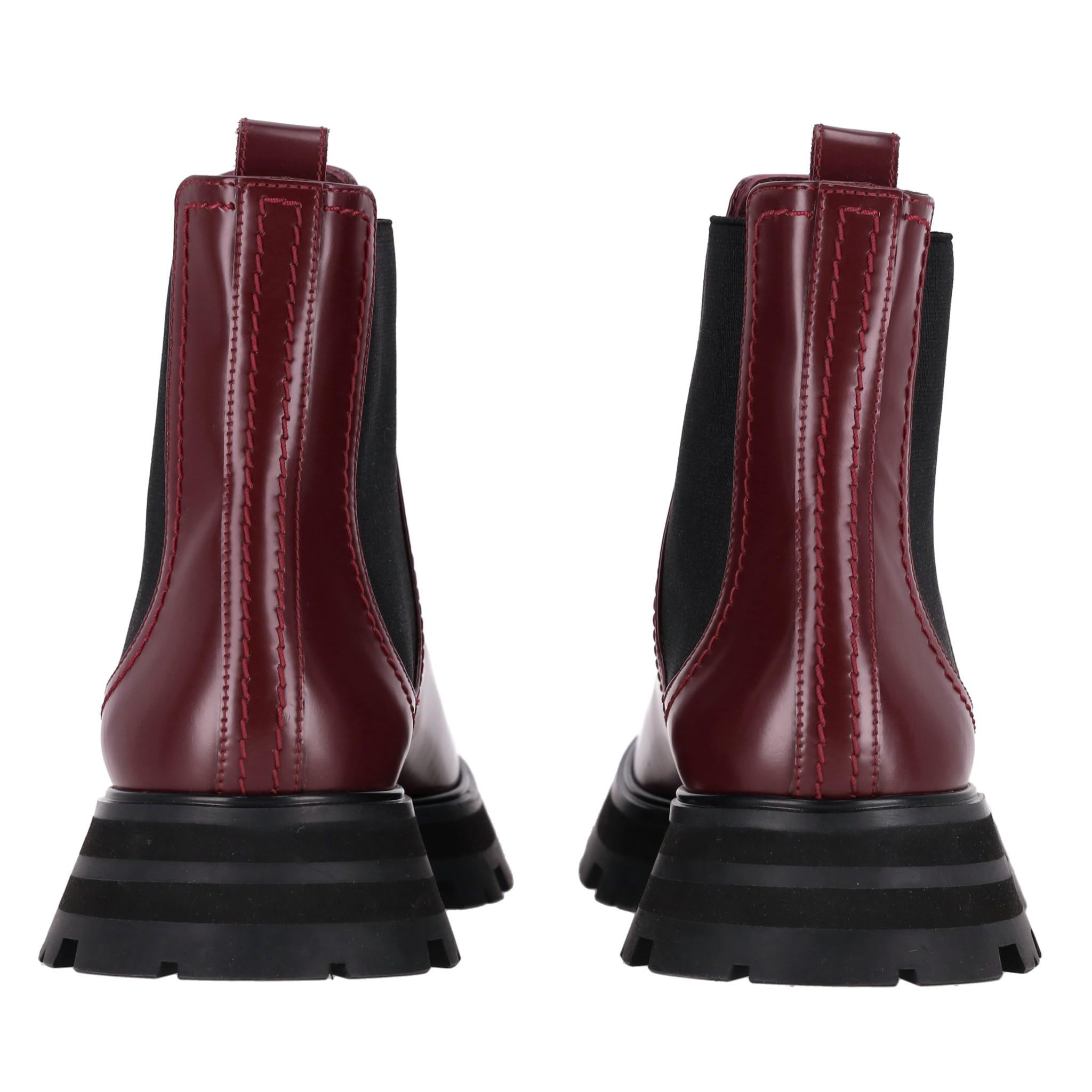 Alexander McQueen Wander Leather Chelsea Boots In Excellent Condition For Sale In London, GB