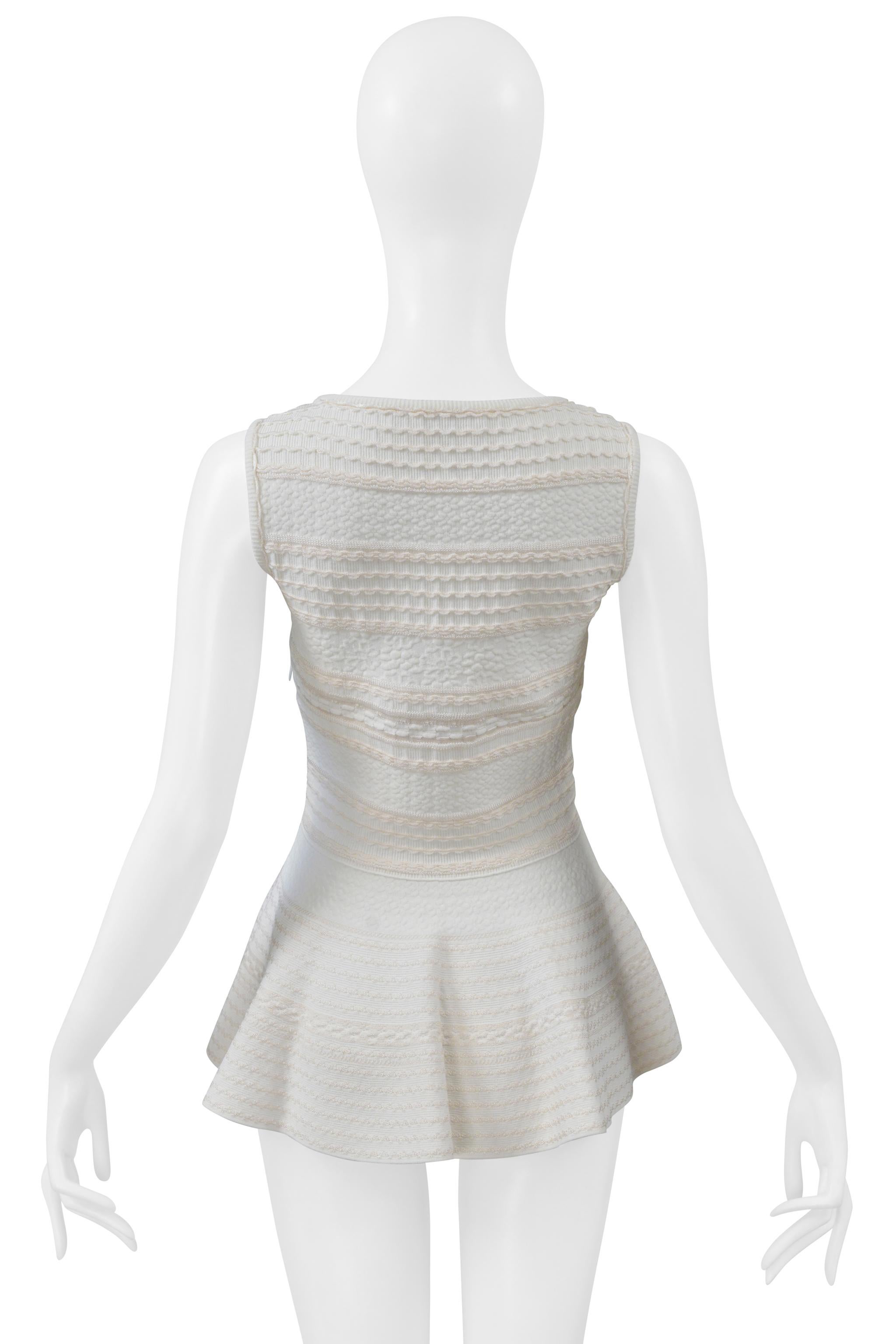 Alexander McQueen Canotta in maglia con peplo bianco e crema In condizioni ottime in vendita a Los Angeles, CA