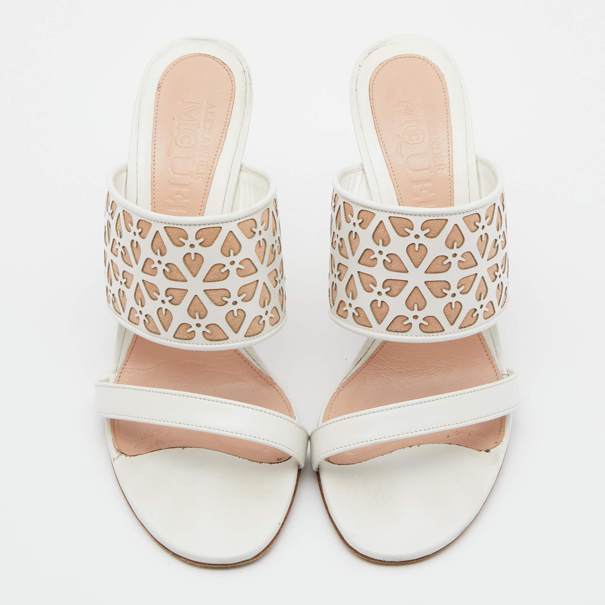 Alexander McQueen White/Beige Laser Cut Leather Sandals Size 38 In Fair Condition In Dubai, Al Qouz 2