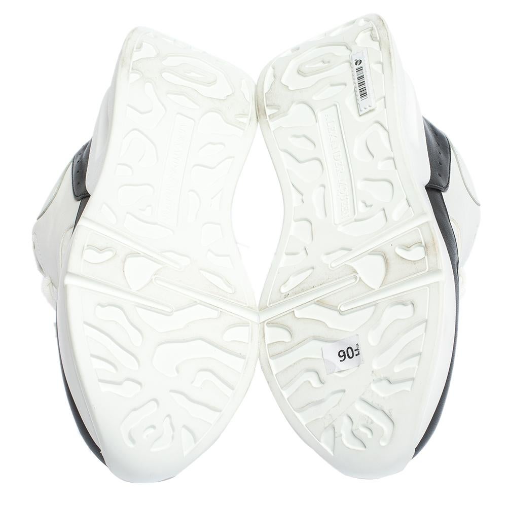 Alexander McQueen White/Black Leather And Mesh Oversized Runner Low Size 38.5 In Excellent Condition In Dubai, Al Qouz 2