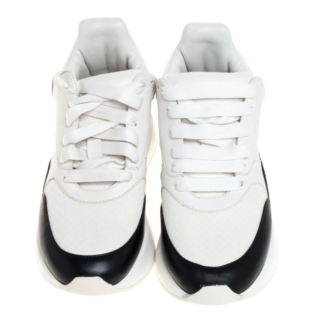 Let your latest shoe addition be this pair of low-top sneakers from Alexander McQueen. They have been crafted from leather and mesh and feature round toes, tie-up fastenings, and brand details on the counters. They are complete with leather-lined