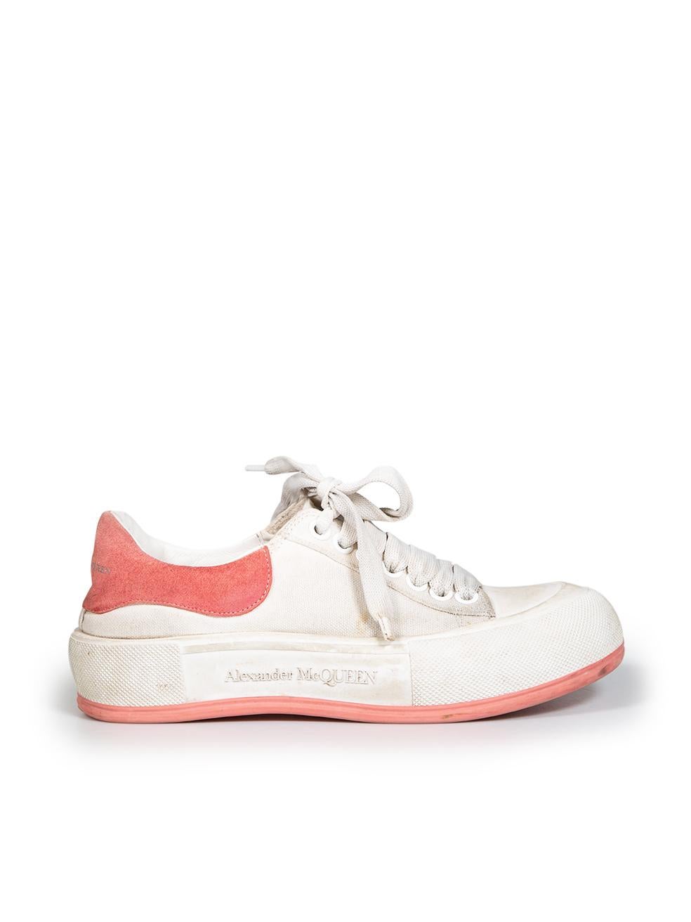 La condizione è buona. L'usura generale delle scarpe da ginnastica è evidente. Le scarpe presentano uno scolorimento sul davanti, sul retro e sui lati e sui lacci di questo articolo usato di rivendita di Alexander McQueen.
 

 

 

 Dettagli
 

 


