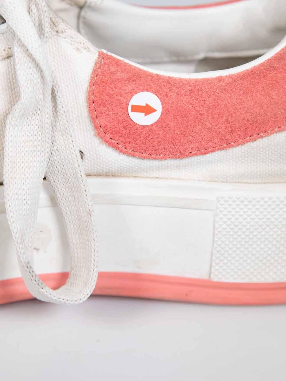 La condizione è buona. L'usura generale delle scarpe da ginnastica è evidente. Le scarpe presentano uno scolorimento sul davanti, sul retro e sui lati e sui lacci di questo articolo usato di rivendita di Alexander McQueen.
 
 
 
 Dettagli
 
 
