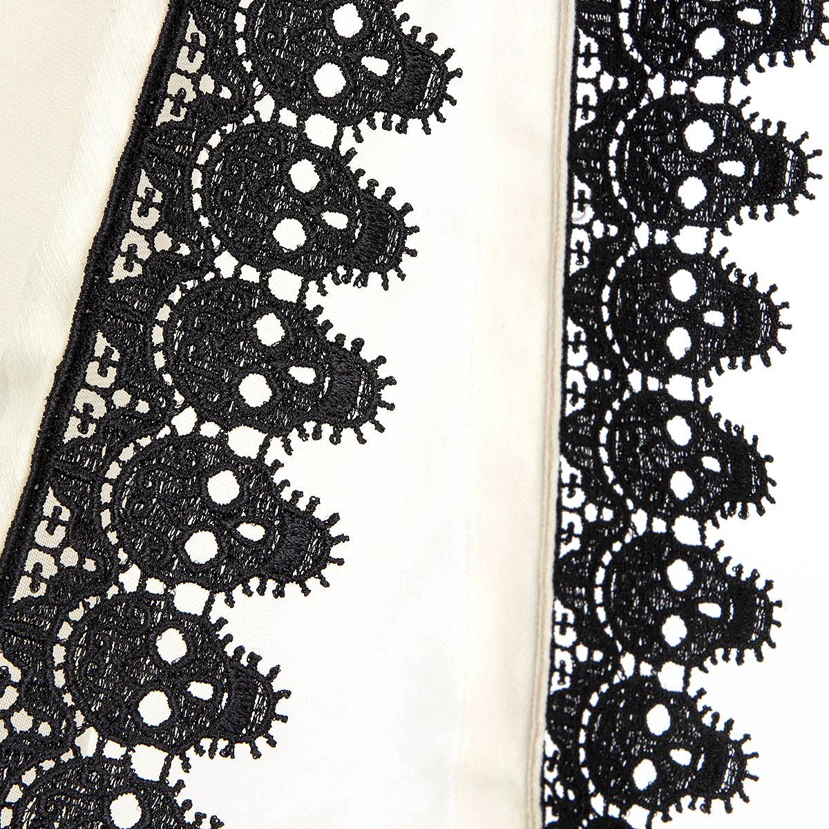 100% authentic Alexander McQueen shawl in off-white cashmere (60%) and silk (40%) featuring a black lace skull trimming in polyester (100%). Brand new with tag. 

Measurements
Width	190cm (74.1in)
Height	70cm (27.3in)
Length	190cm (74.1in)

All our