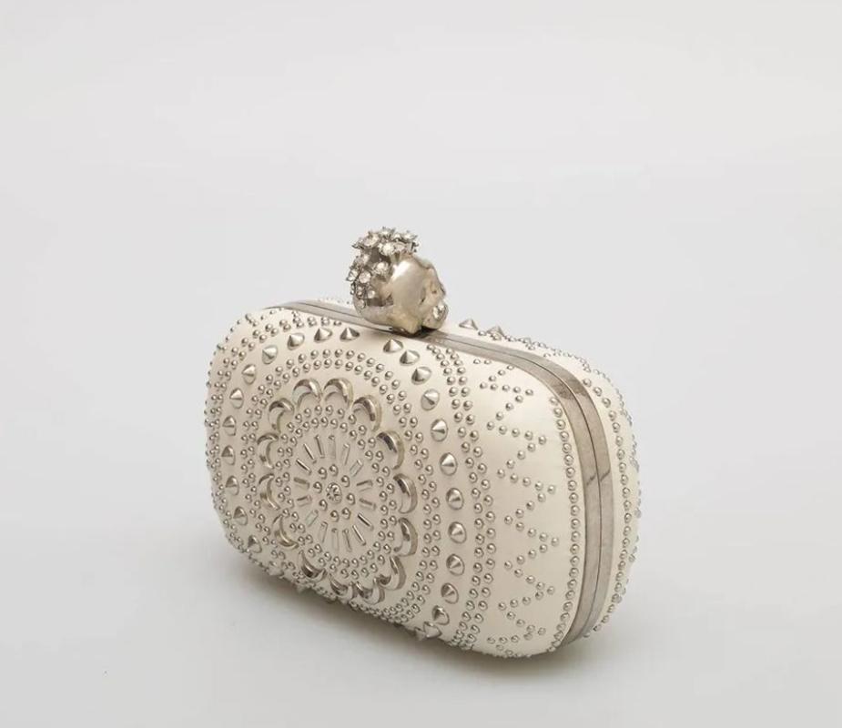 Alexander McQueen WHITE CLUTCH EMBELLISHED with SILVER RIVETS  In Good Condition In Montgomery, TX