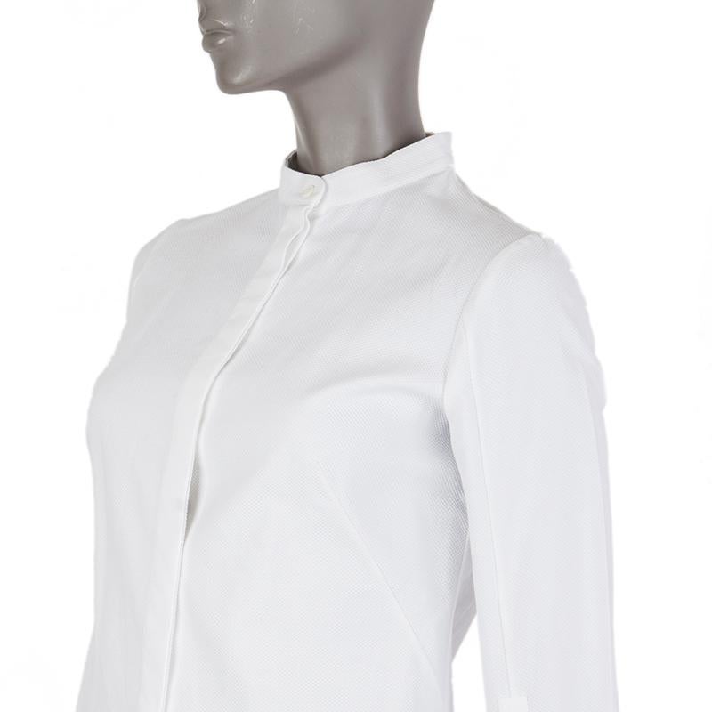 Alexander McQueen shirt in white cotton (probably as content tag is missing). With mandarin collar and black tie-up cuffs. Closes with concealed buttons on the front. Has been worn and is in excellent condition.

Tag Size Missing
Size S
Shoulder