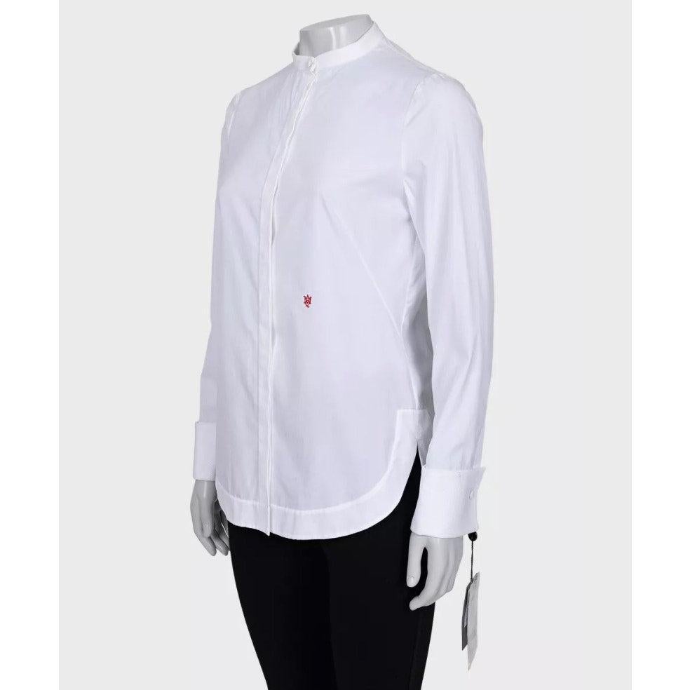 Eleva il tuo guardaroba con questa intramontabile camicia in cotone bianco di Alexander McQueen della collezione 2016! 
Realizzata in cotone 100%, questa camicia presenta un classico bottone sul davanti e un sottile logo ricamato che aggiunge un