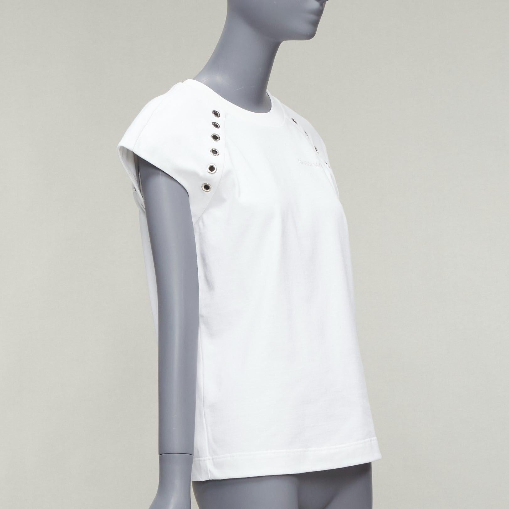ALEXANDER MCQUEEN white cotton eyelet detail studded cap sleeve top IT38 XS
Reference: AAWC/A00668
Brand: Alexander McQueen
Designer: Sarah Burton
Collection: 2022
Material: Cotton, Metal
Color: White, Silver
Pattern: Solid
Closure: Slip On
Extra