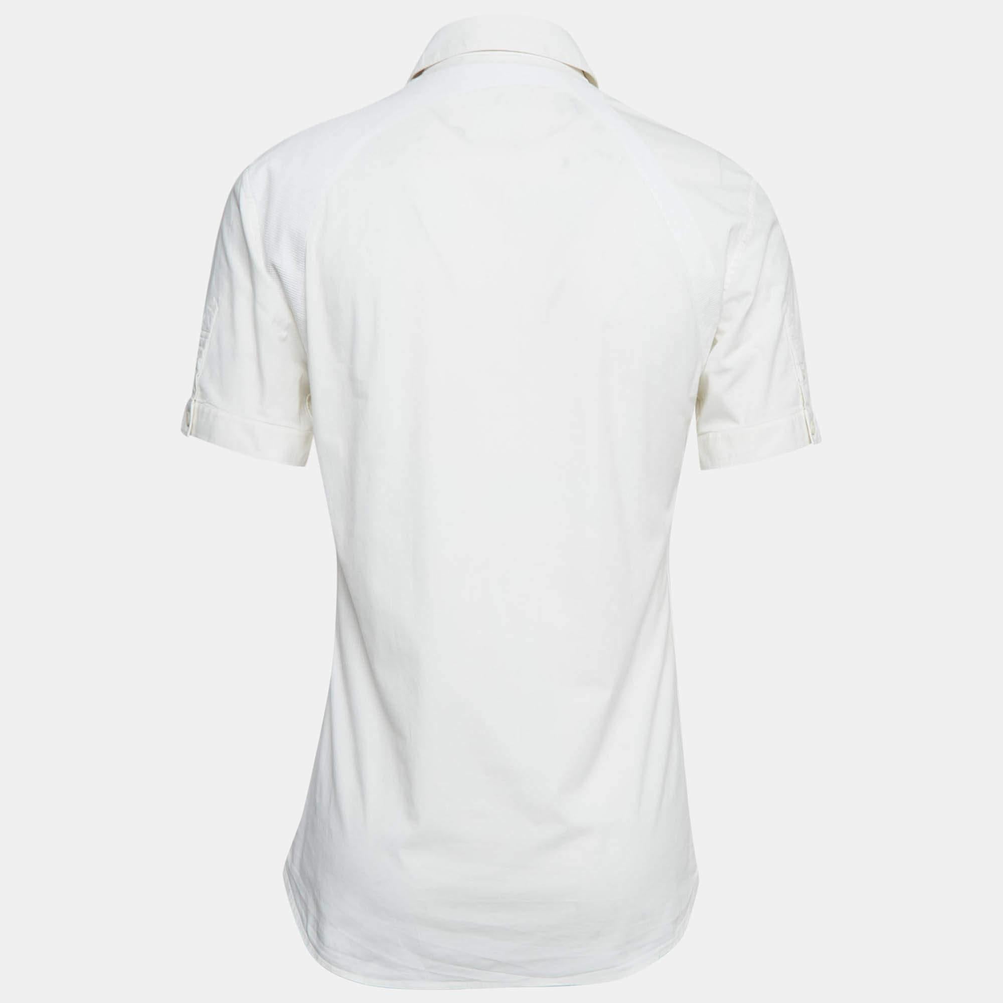 Le camicie sono una parte indispensabile del guardaroba.  Per questo motivo, questo marchio ti offre una creazione versatile ed elegante. È stato realizzato con materiali di qualità in una tonalità versatile. La camicia è caratterizzata da elementi