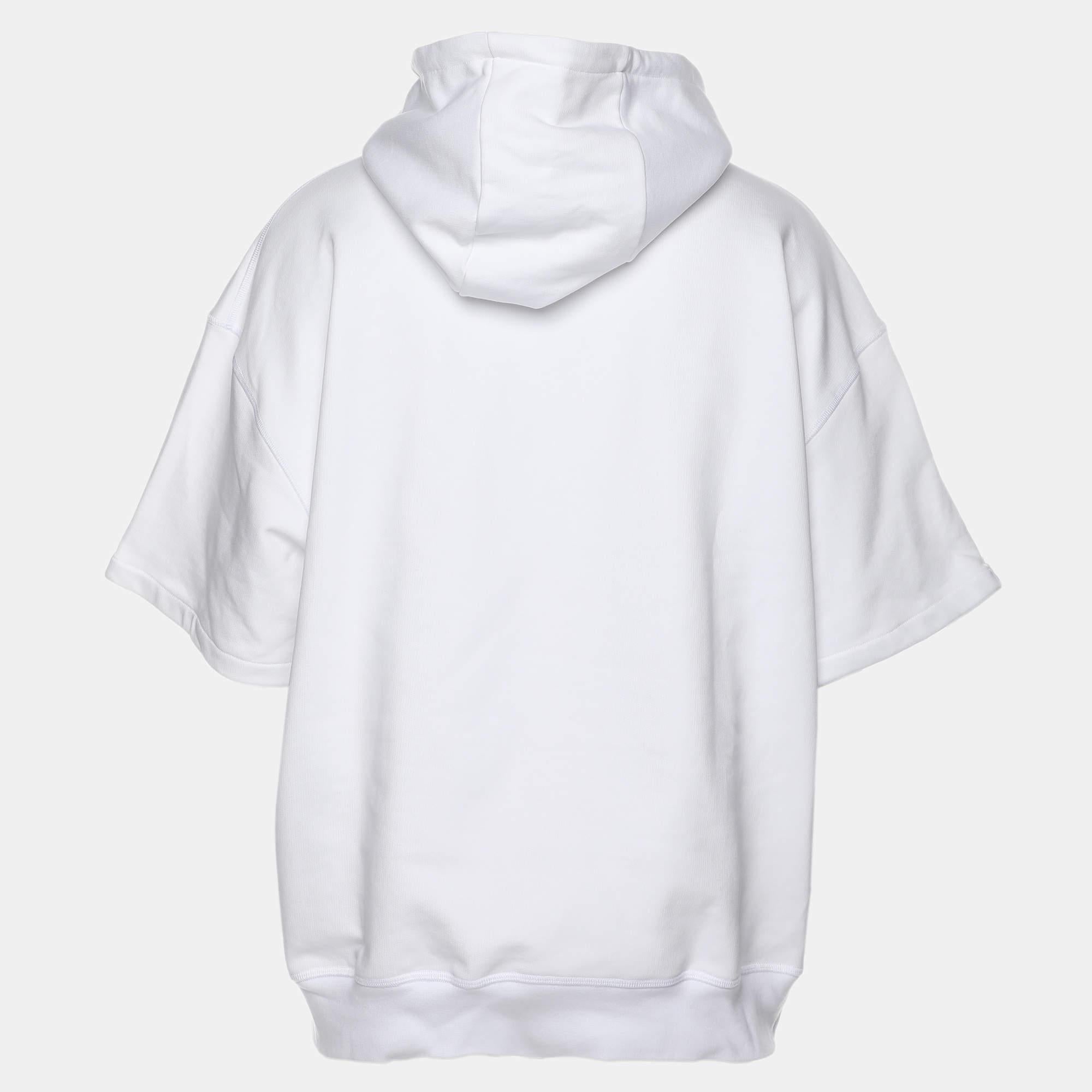 Con esta sudadera con capucha lucirás un estilo elegante y cómodo. Está confeccionado con un tejido suave que se realza con detalles de la firma.