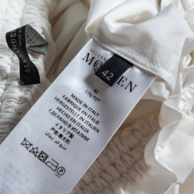 Alexander McQueen Weißes gerafftes gestuftes schulterfreies Midikleid aus Baumwolle M 1