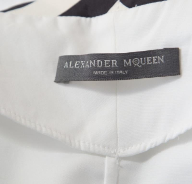Dieses Hemd von Alexander Mcqueen ist eine perfekte Mischung aus modernem Stil und Weiblichkeit und wurde für die schicke Frau entworfen. Das Hemd aus einer Baumwoll-Seiden-Mischung mit kontrastierendem, gestreiftem Paspel-Detail ist ein echter