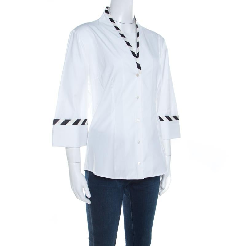A perfect blend of modern style and feminity, this Alexander Mcqueen shirt is designed for the chic woman. Crafted in a cotton and silk blend featuring a contrasting striped piping detail, the shirt is a winner with high-waisted pants and pointed