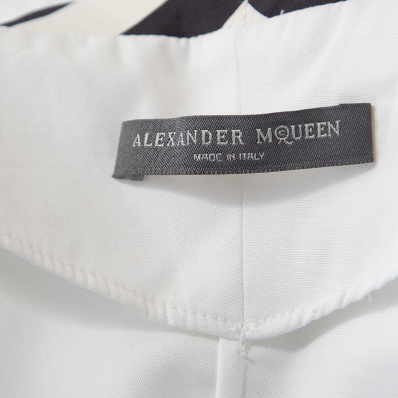 Alexander McQueen Weißes gestreiftes, detailliertes Hemd aus Baumwolle mit Paspelierung M im Zustand „Gut“ im Angebot in Dubai, Al Qouz 2