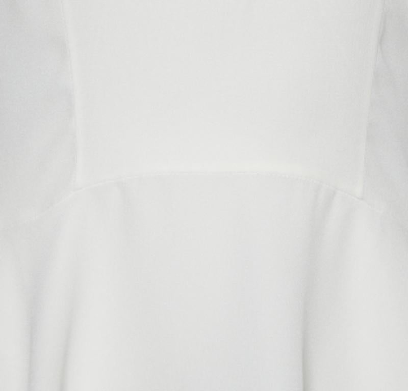 Dieses Designertop bietet Stil und Komfort. Die Kreation wurde aus den besten Stoffen geschneidert und mit vielen Details versehen. Kombinieren Sie es mit einer Jeans und flachen Schuhen.