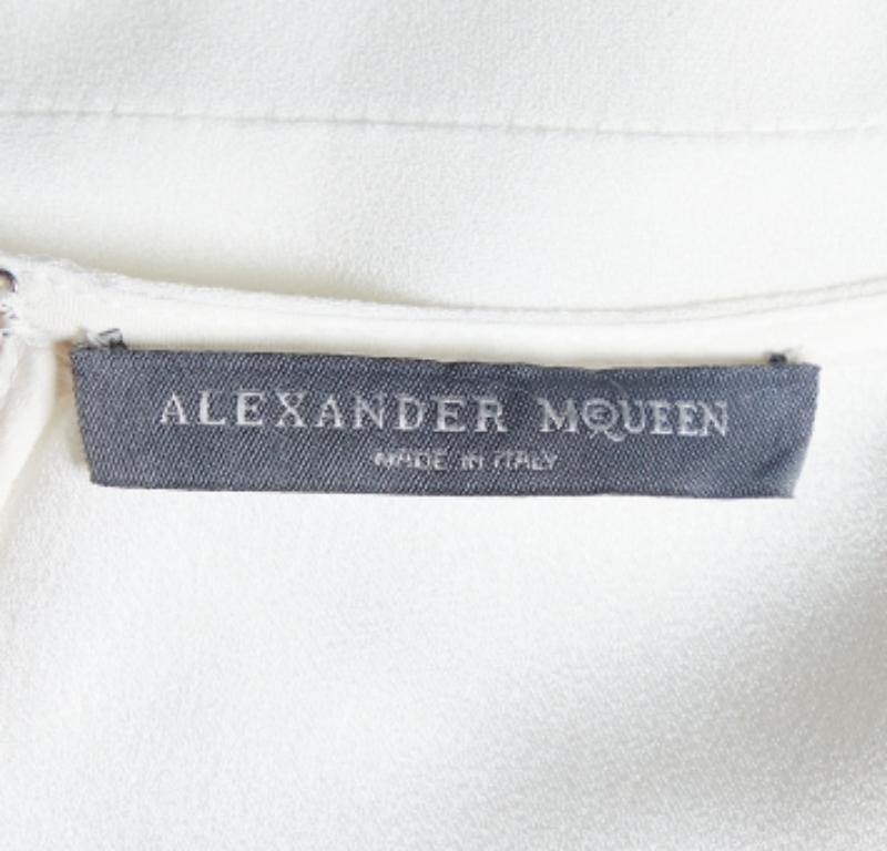 Alexander McQueen Weißes ärmelloses asymmetrisches Top aus Krepp mit Schößchen M Damen im Angebot