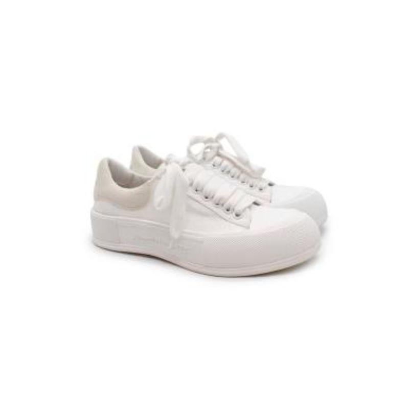 Alexander McQueen White Sensory Sneakers

-Contrasting heel counter
-Rear foiled logo motif
-Cotton in a canvas weave
-Round toe
-Lace-up fastening

Material: 

Leather 
Canvas 

Made in Italy

9/10 Excellent Condition, please refer to images for