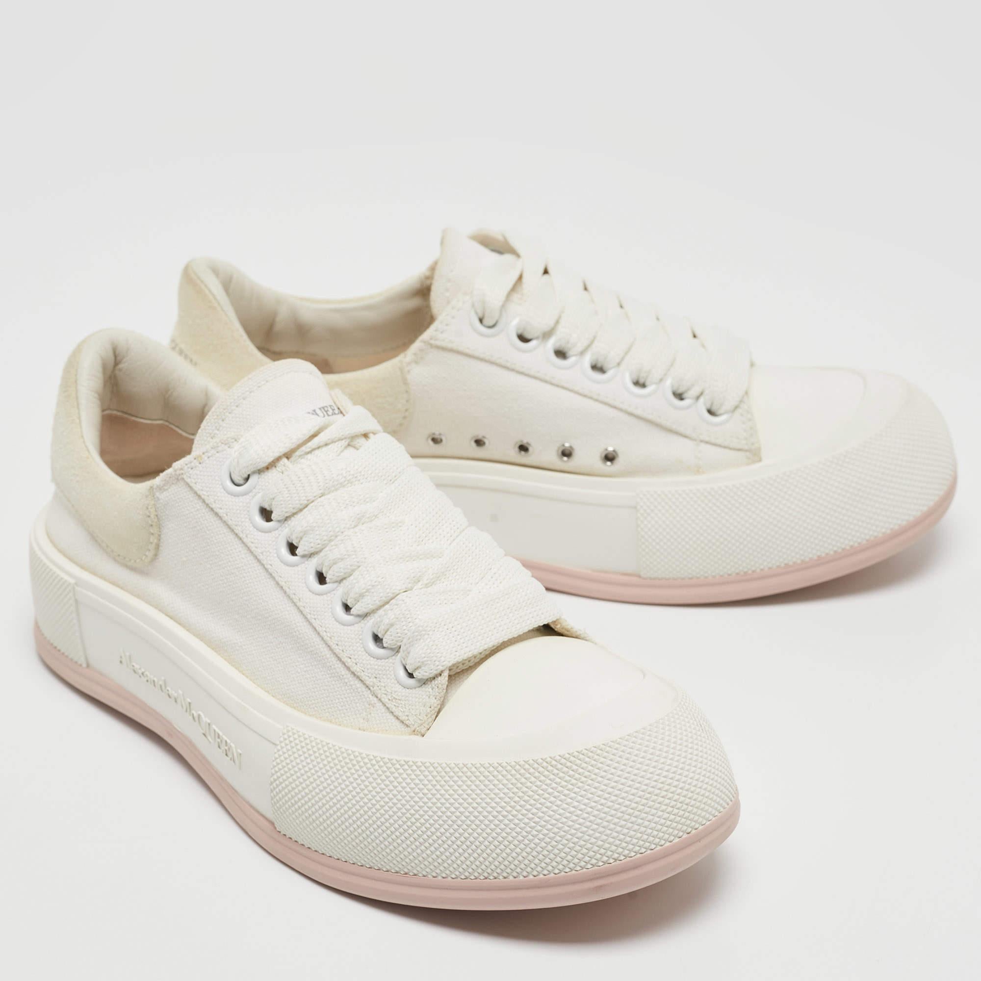 Alexander McQueen White/Grey Suede and Canvas Low Top Sneakers Size 37 In Good Condition For Sale In Dubai, Al Qouz 2