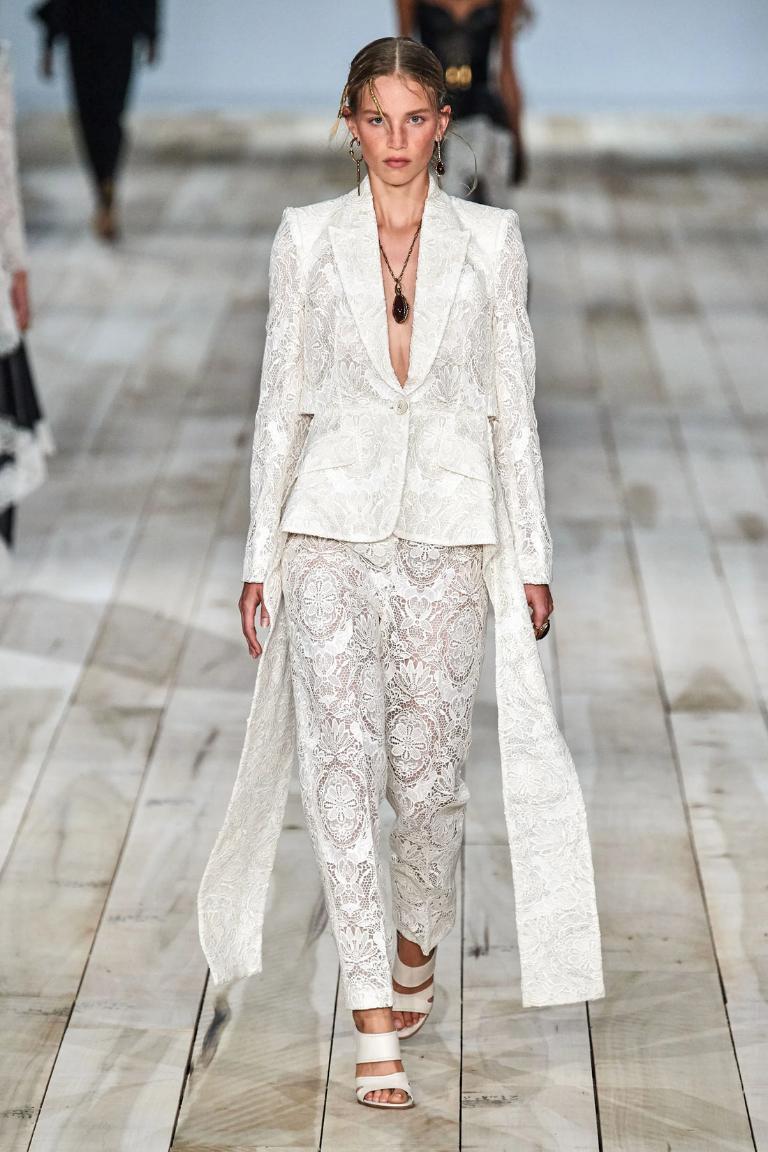 Alexander McQueen - (Made in Italy) White lace set composed of a jacket and a pair of shorts. 36FR size indicated for the jacket and 34FR for the shorts. 2020 Spring-Summer Collection, under the artistic direction of Sarah Burton.

Additional