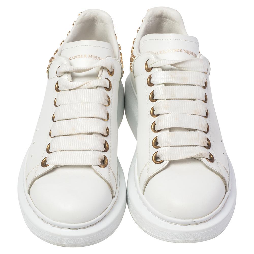One's wardrobe is always incomplete without a good pair of sneakers. Offering the best of style and ease, these Alexander McQueen low-top sneakers have been crafted from leather and styled with round toes, lace-ups on the vamps, high midsoles, and