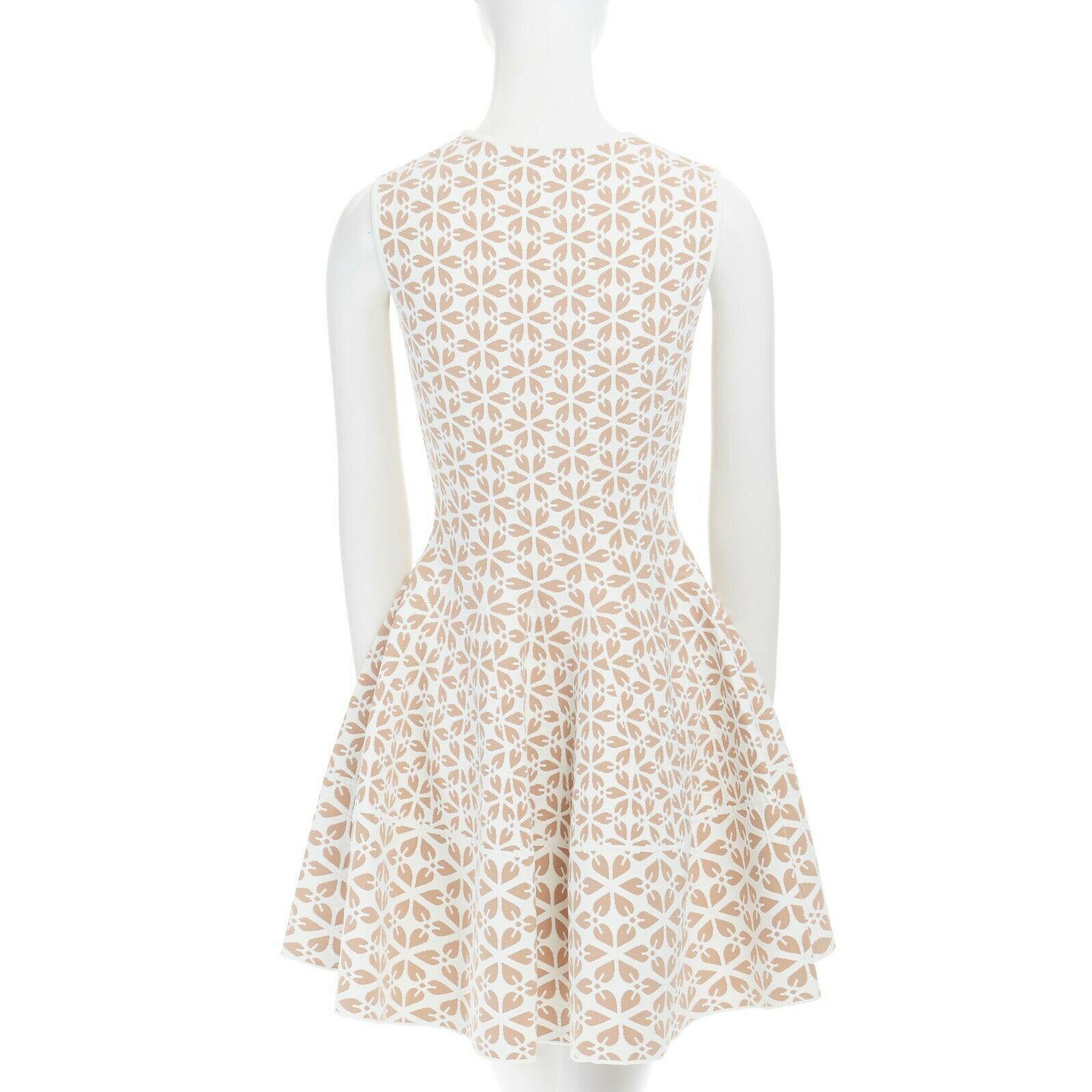 ALEXANDER MCQUEEN white nude geomtric leaf pattern jacquard fit flare dress M

ALEXANDER MCQUEEN
Viscose, polyester. White and nude jacquard. Geometric leaf pattern. Round neck. Sleeveless. Fit and flare. Stretch fit. Cocktail dress. Made in