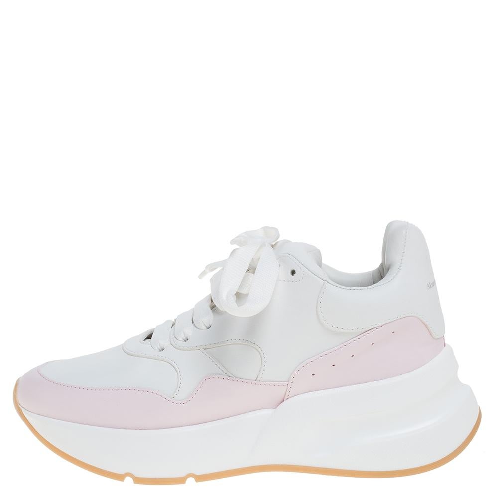 Let your latest shoe addition be this pair of sneakers from Alexander McQueen. These white and pink sneakers have been crafted from leather and feature a low-top style. They flaunt round toes, tie-up fastenings, and brand logos on the heel counters.