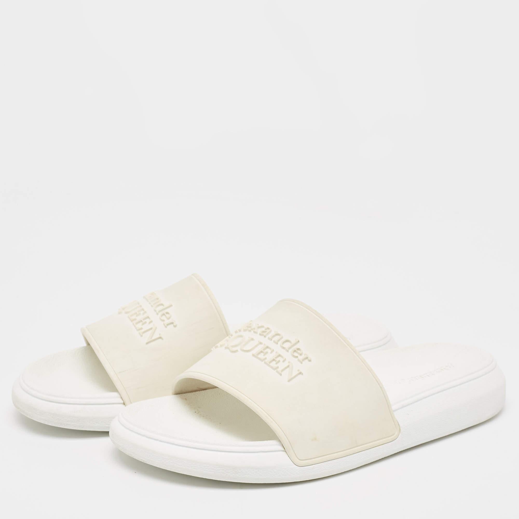 Les diapositives en caoutchouc Alexander McQueens pour femme sont ornées d'un logo sur l'empeigne pour une touche de luxe. Elles sont parfaites pour les vacances à la plage ou pour un usage quotidien.