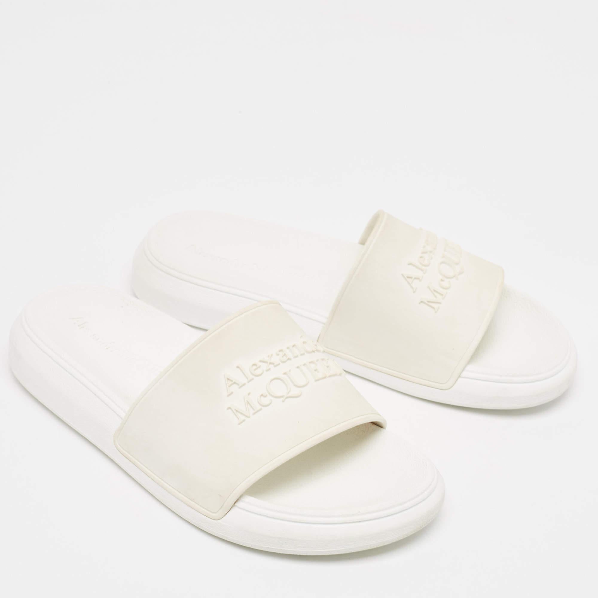 Alexander McQueen - Chausssures plates en caoutchouc blanc, taille 36 Bon état - En vente à Dubai, Al Qouz 2