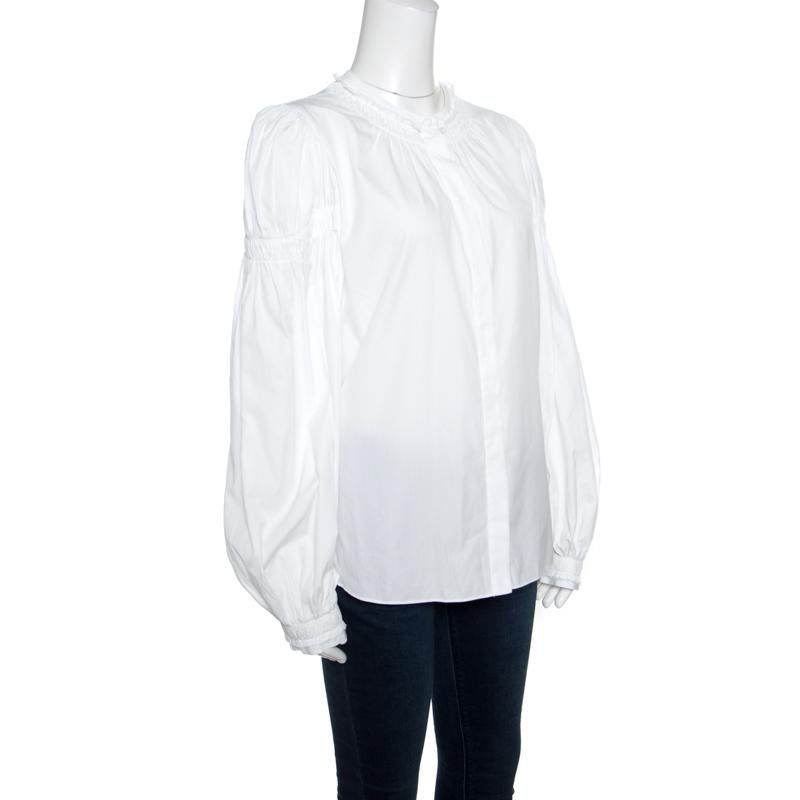 Alexander McQueen delights us with this lovely blouse that has been tailored from cotton-elastane blend and styled with long sleeves, ruffled gathered trims and button closures. This creation will look great with skinny jeans and high