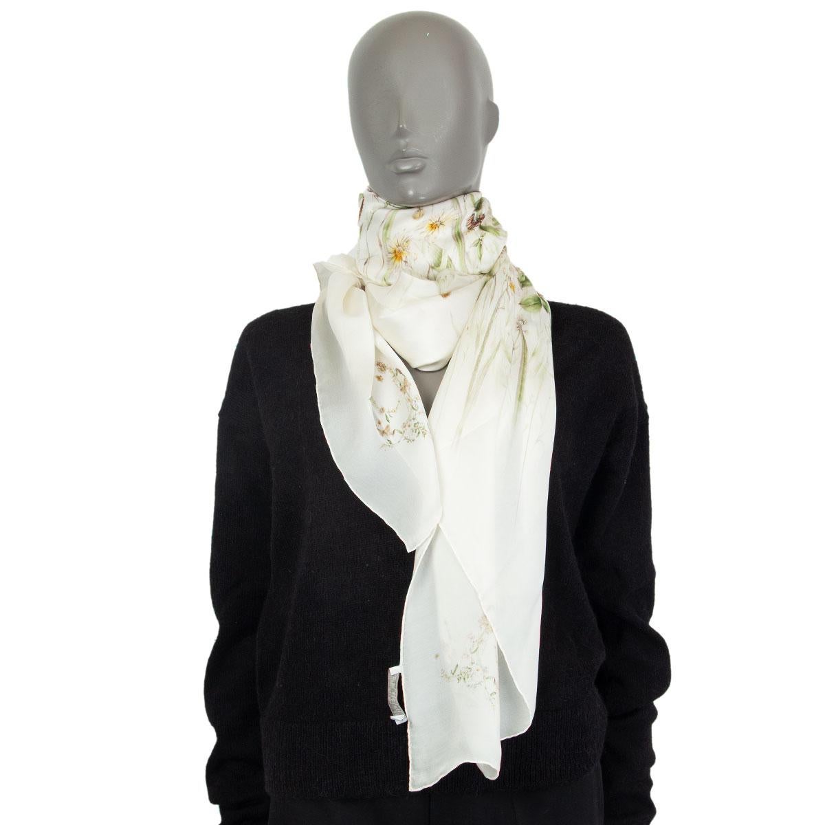 Alexander McQueen meadow and butterfly-print scarf in off-white, light green, brown and yellow sheer silk. Has been worn and is in excellent condition. 

Width 130cm (50.7in)
Length 130cm (50.7in)
