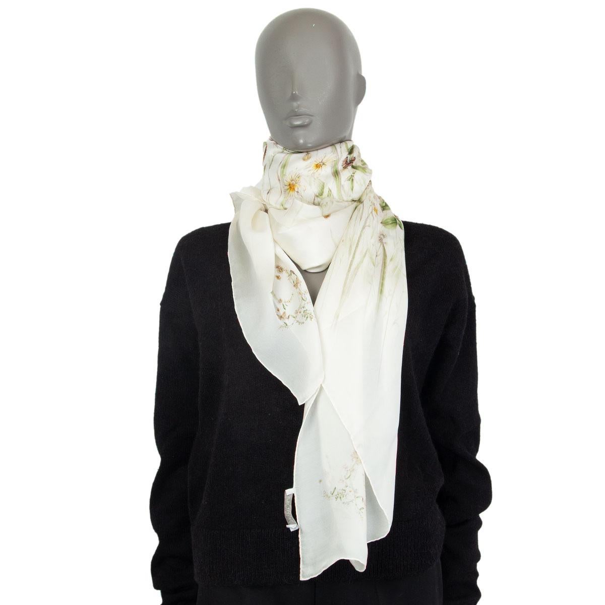 Alexander McQueen-Schal mit Wiesen- und Schmetterlingsdruck aus weißer, hellgrüner, brauner und gelber Seide. Wurde getragen und ist in ausgezeichnetem Zustand. 

Breite 130cm (50.7in)
Länge 130cm (50.7in)
