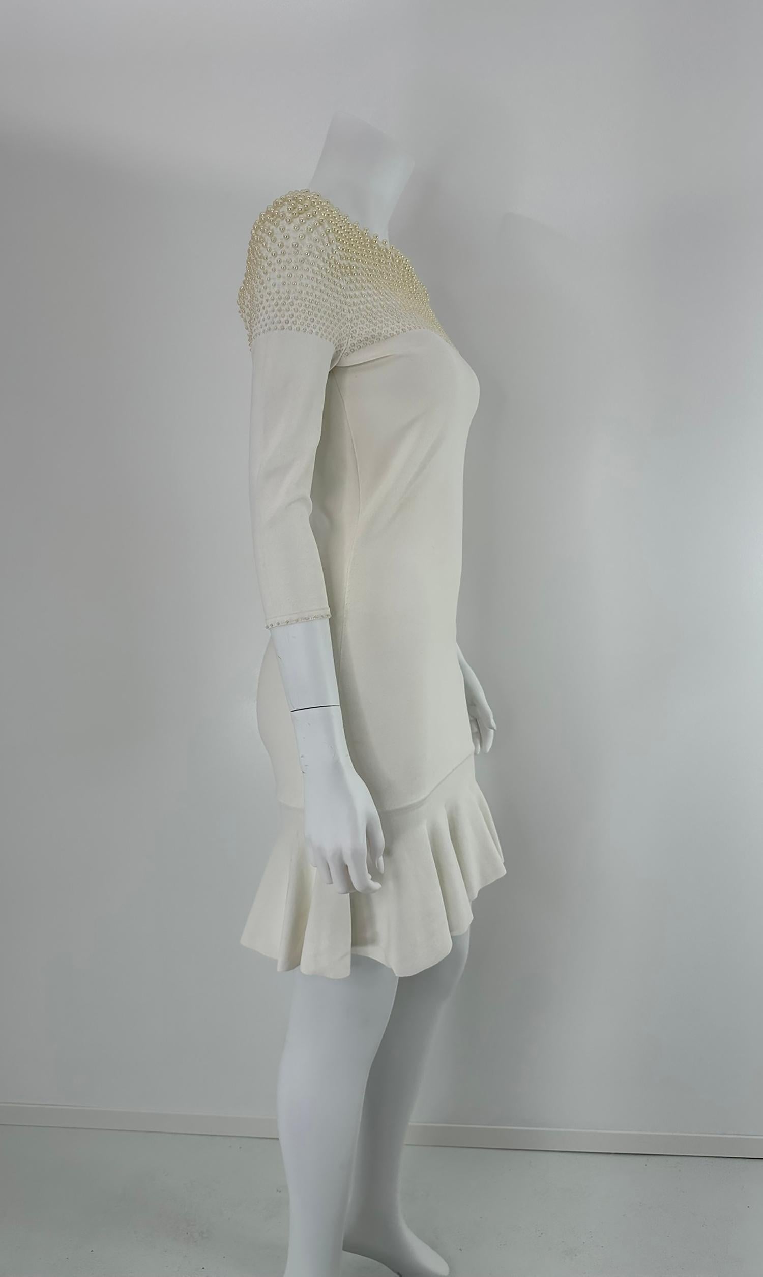 Alexander McQueen White - Robe moulante en tricot extensible à corsage perlé et ourlet évasé en vente 5