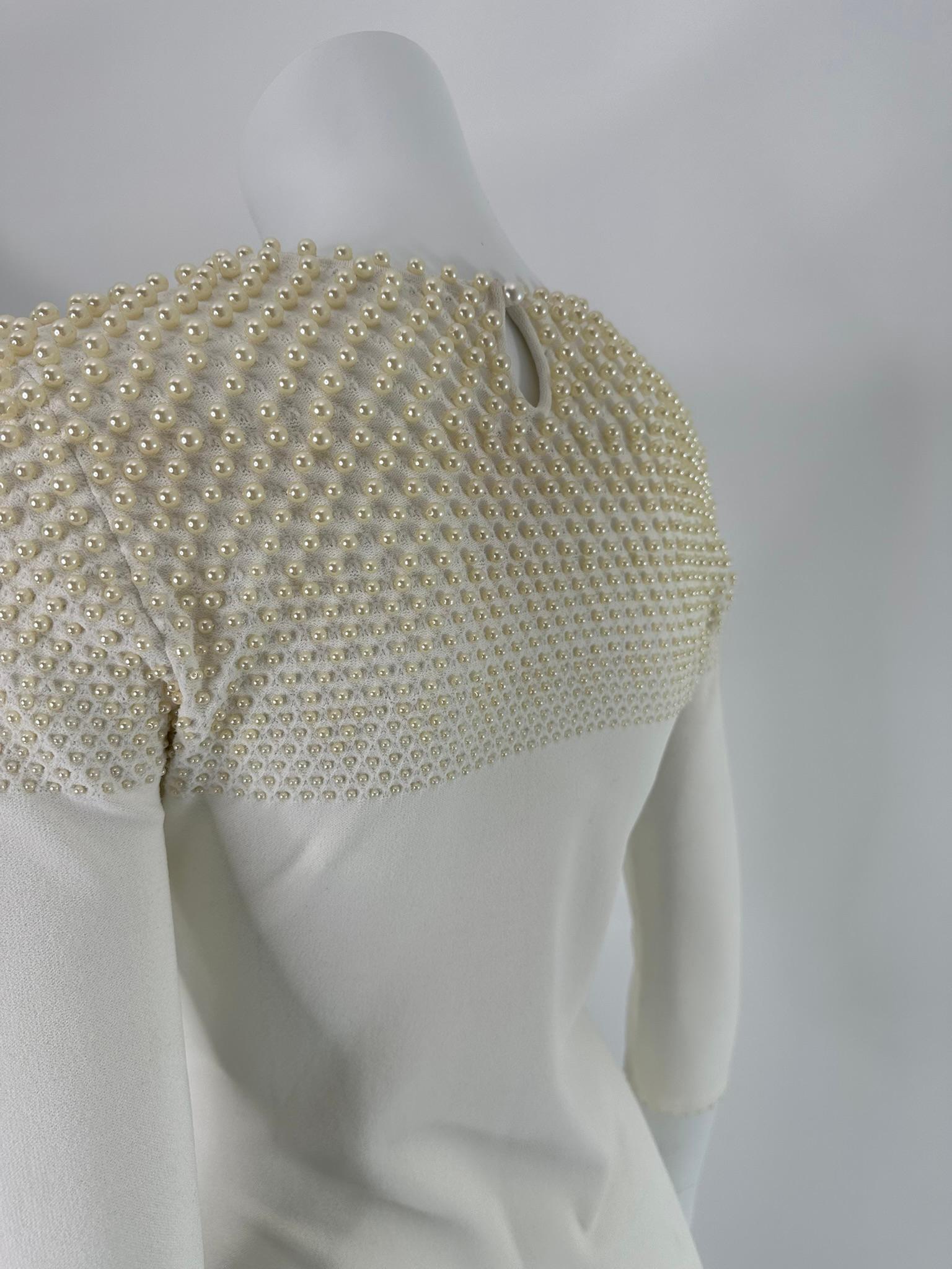 Alexander McQueen White - Robe moulante en tricot extensible à corsage perlé et ourlet évasé en vente 8