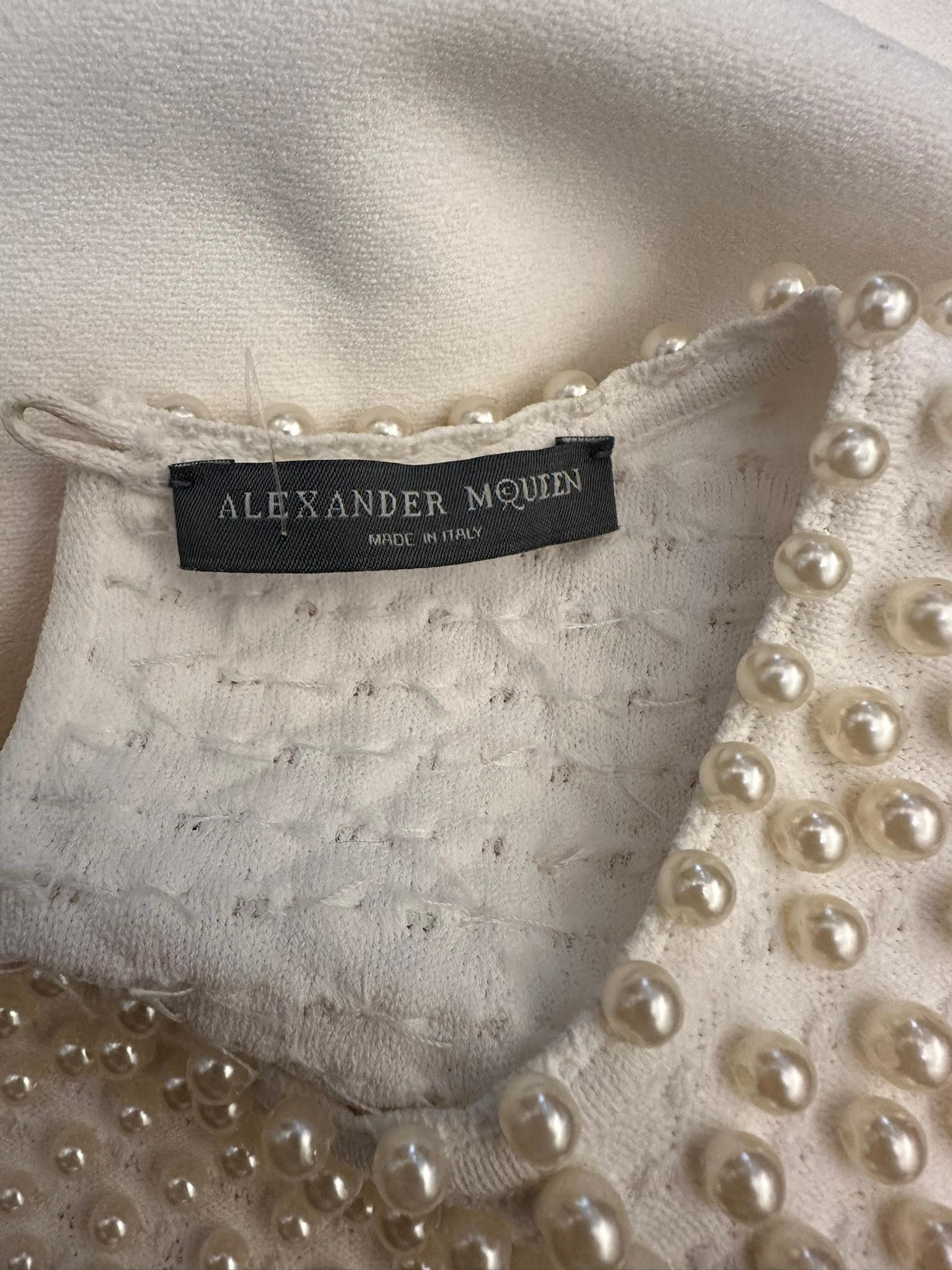 Alexander McQueen White - Robe moulante en tricot extensible à corsage perlé et ourlet évasé en vente 9
