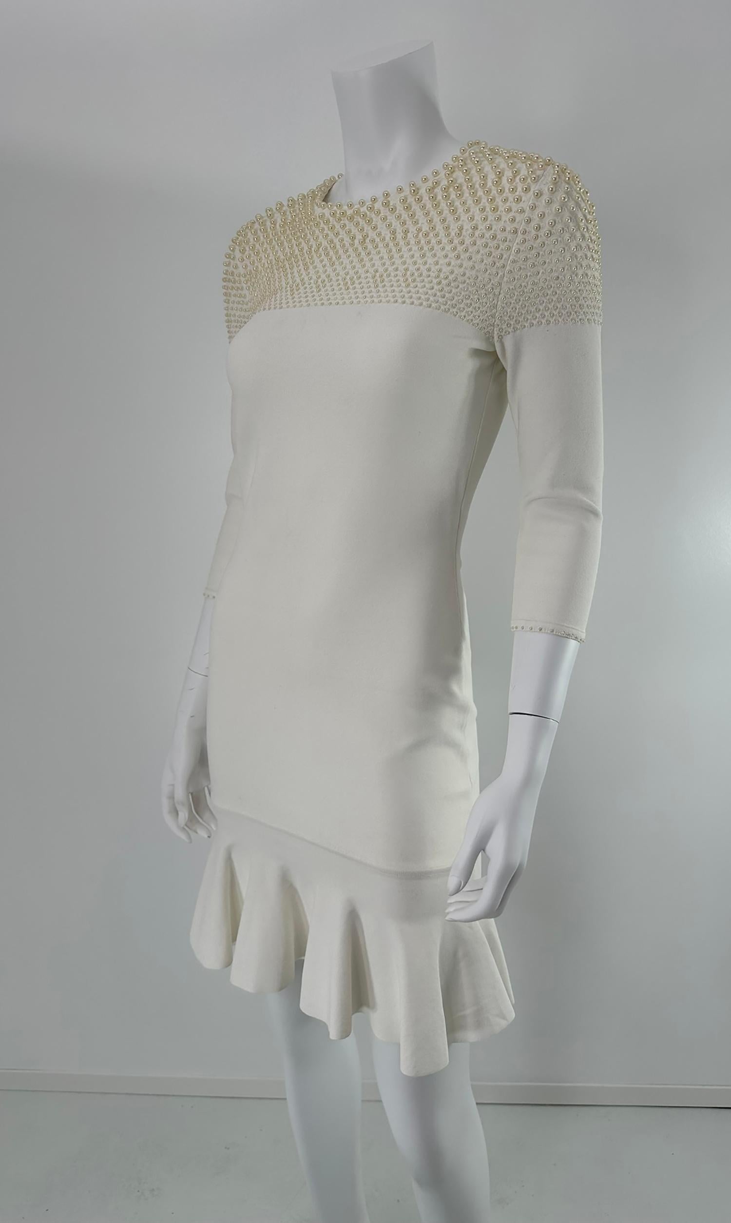 Robe en maille extensible blanche, corsage cousu de perles, ourlet évasé, de type 