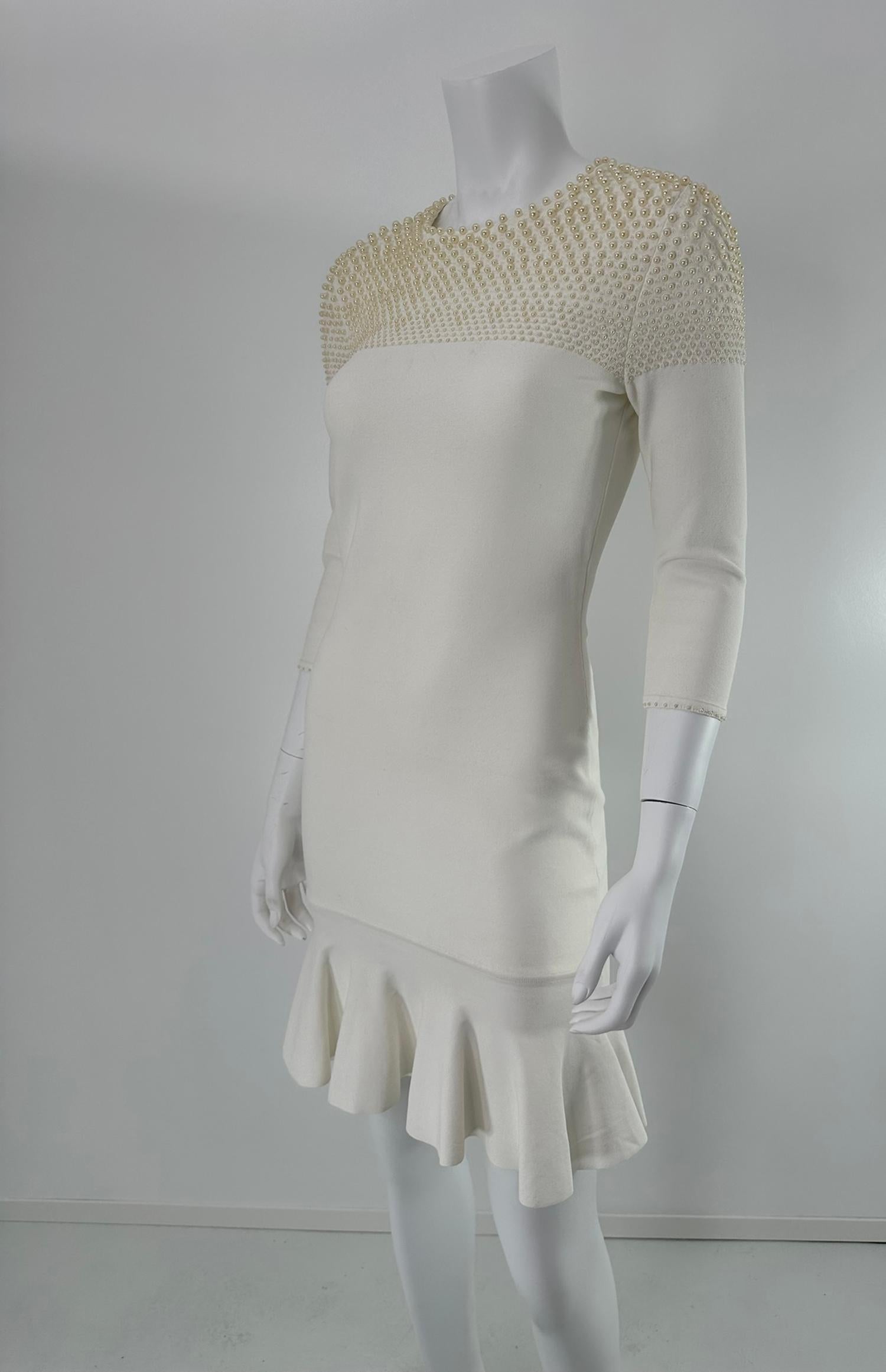 Gris Alexander McQueen White - Robe moulante en tricot extensible à corsage perlé et ourlet évasé en vente