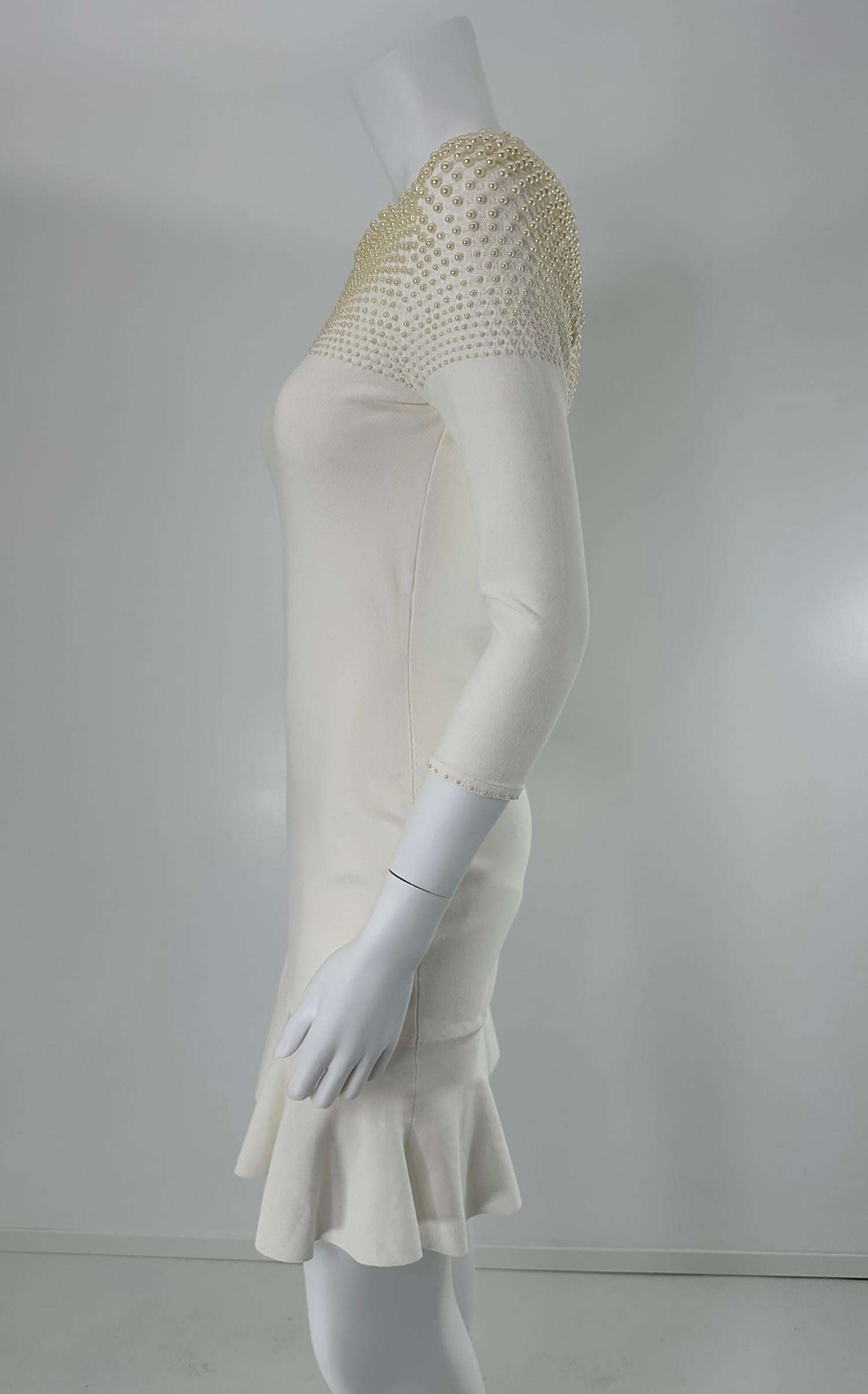 Alexander McQueen White - Robe moulante en tricot extensible à corsage perlé et ourlet évasé Bon état - En vente à West Palm Beach, FL