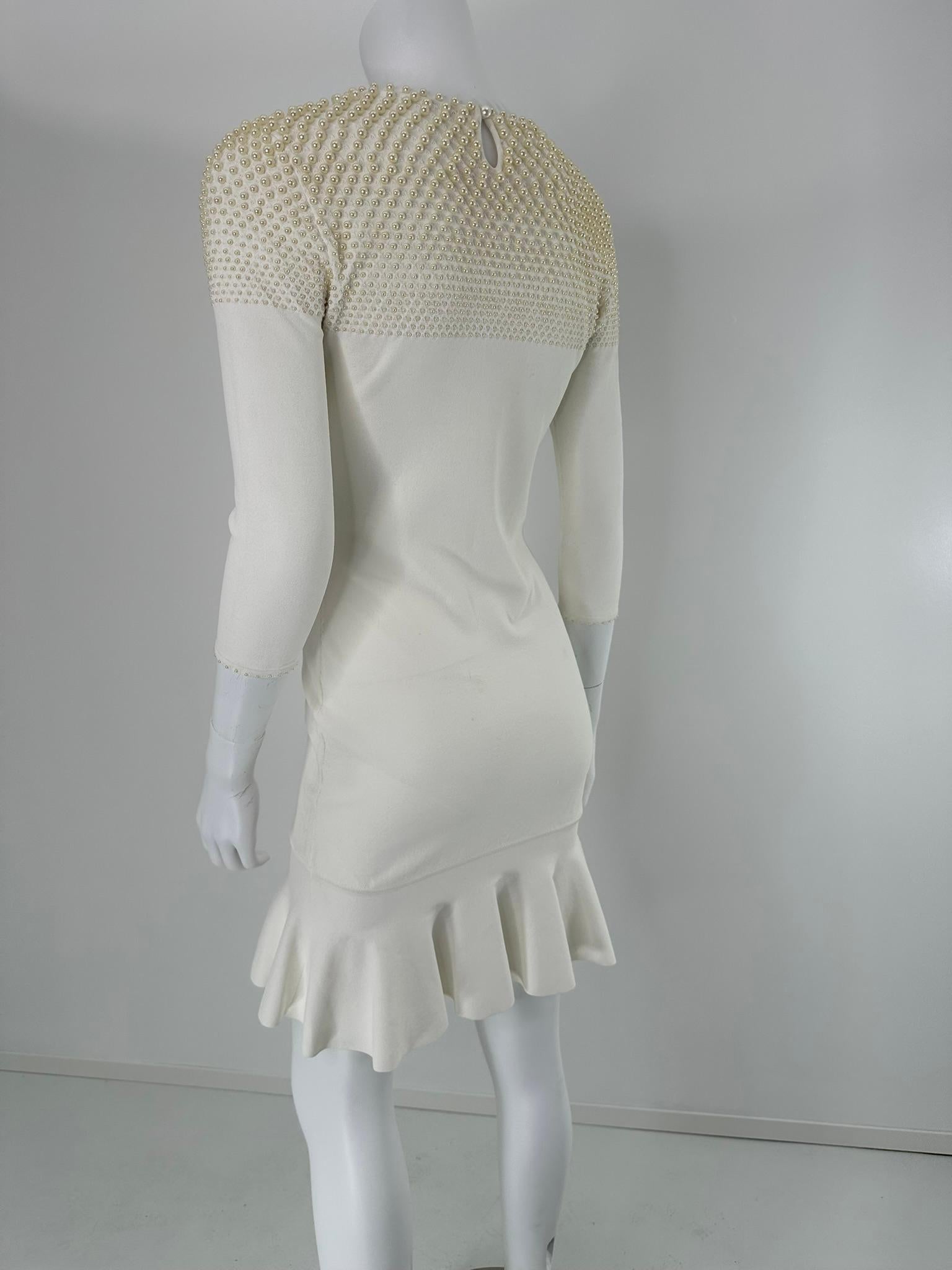 Alexander McQueen White - Robe moulante en tricot extensible à corsage perlé et ourlet évasé Pour femmes en vente