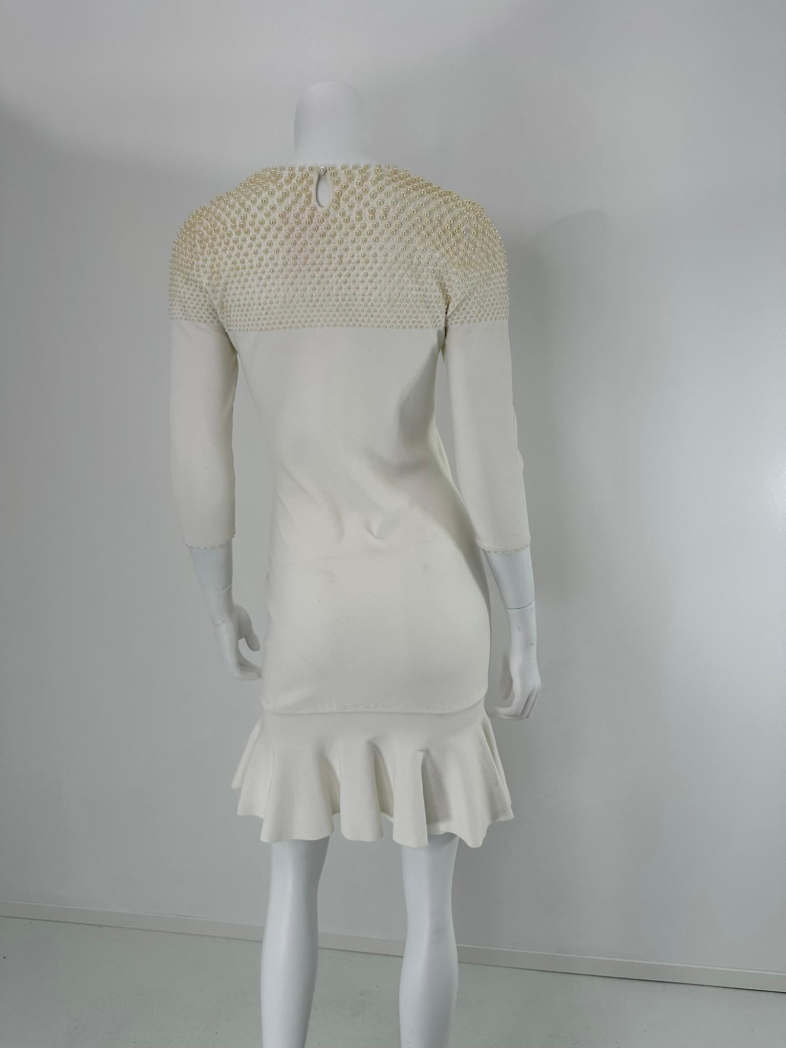 Alexander McQueen White - Robe moulante en tricot extensible à corsage perlé et ourlet évasé en vente 1
